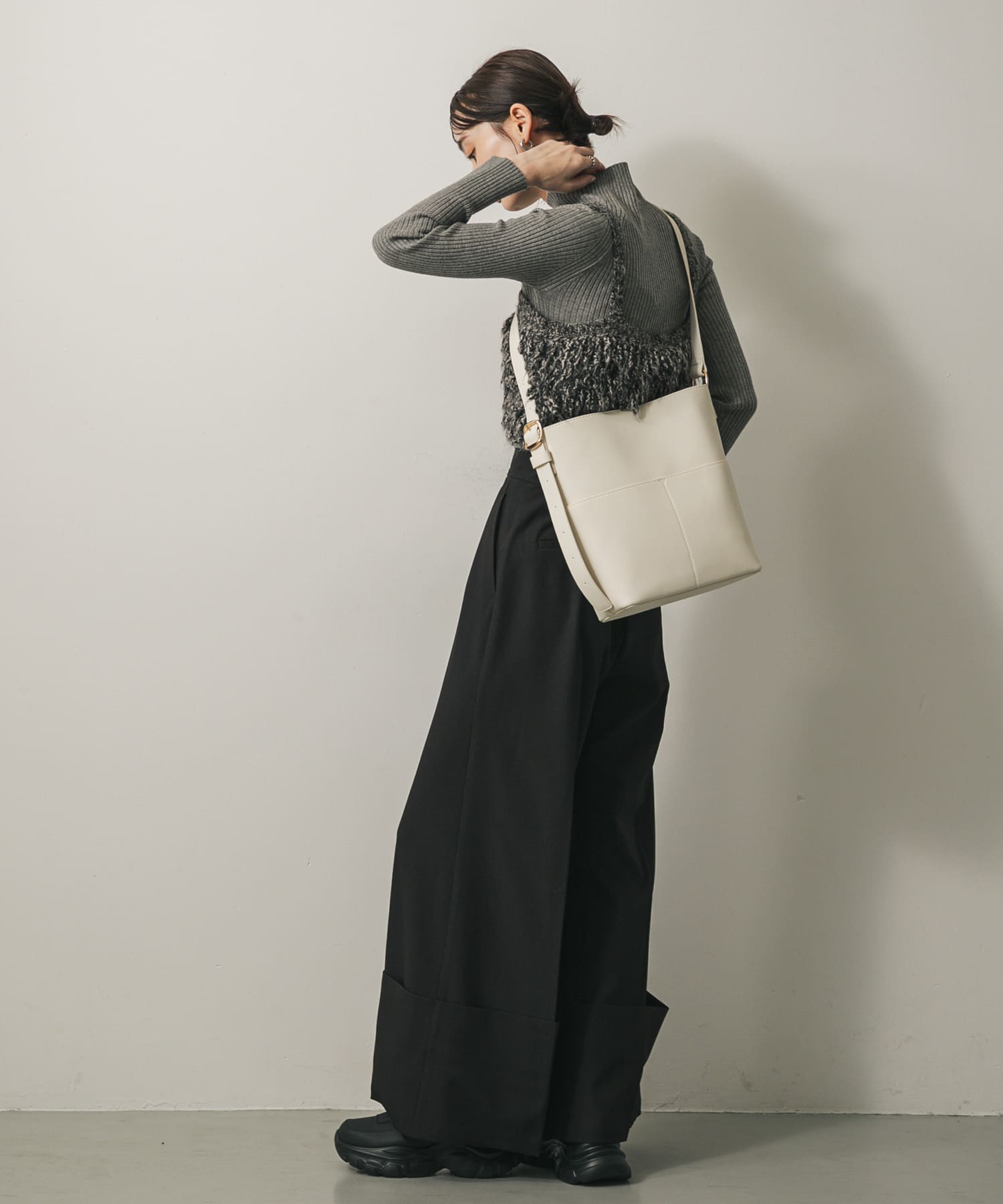 『防汚』アウトポケットショルダーバッグ IVORY one