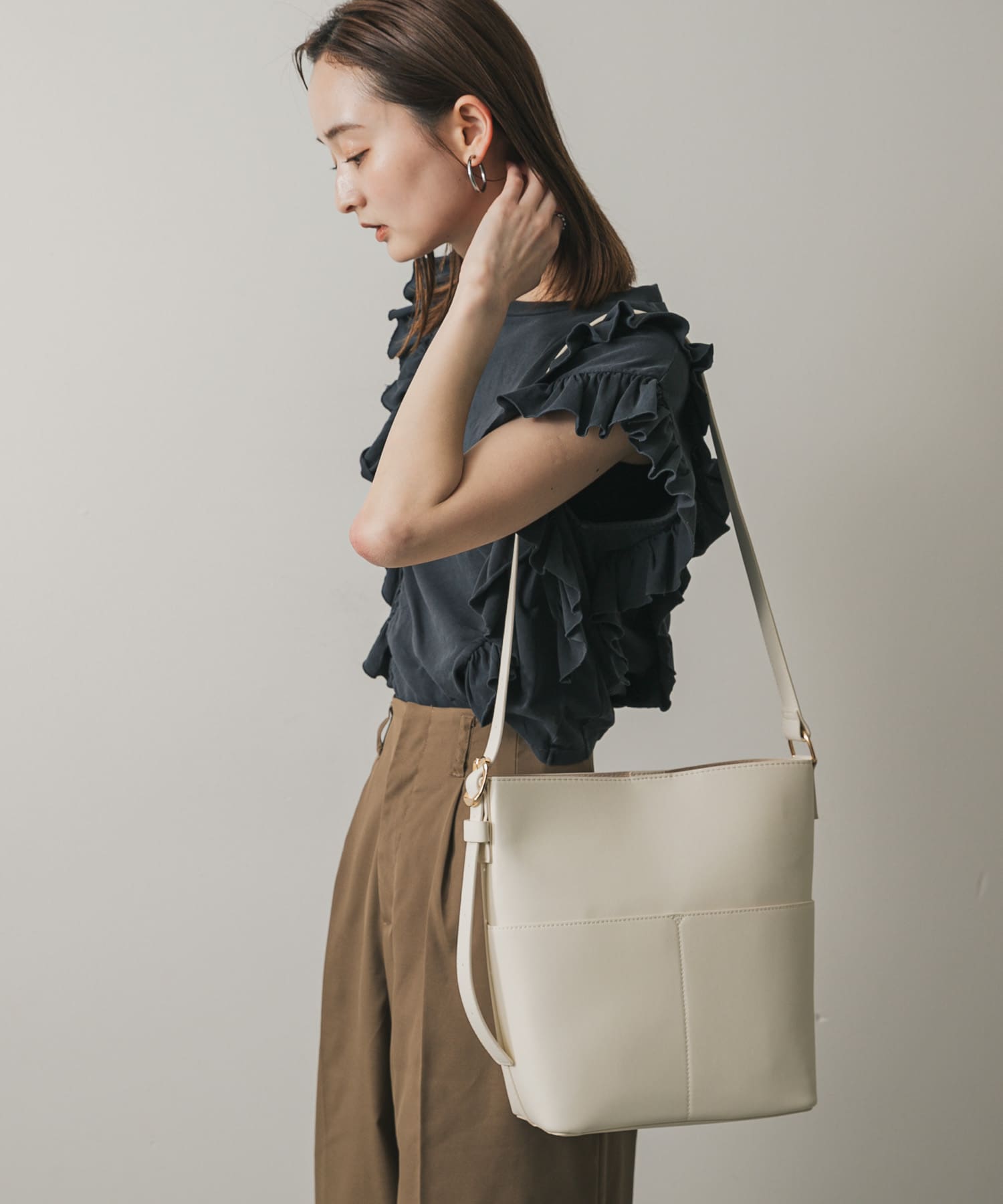 『防汚』アウトポケットショルダーバッグ IVORY one