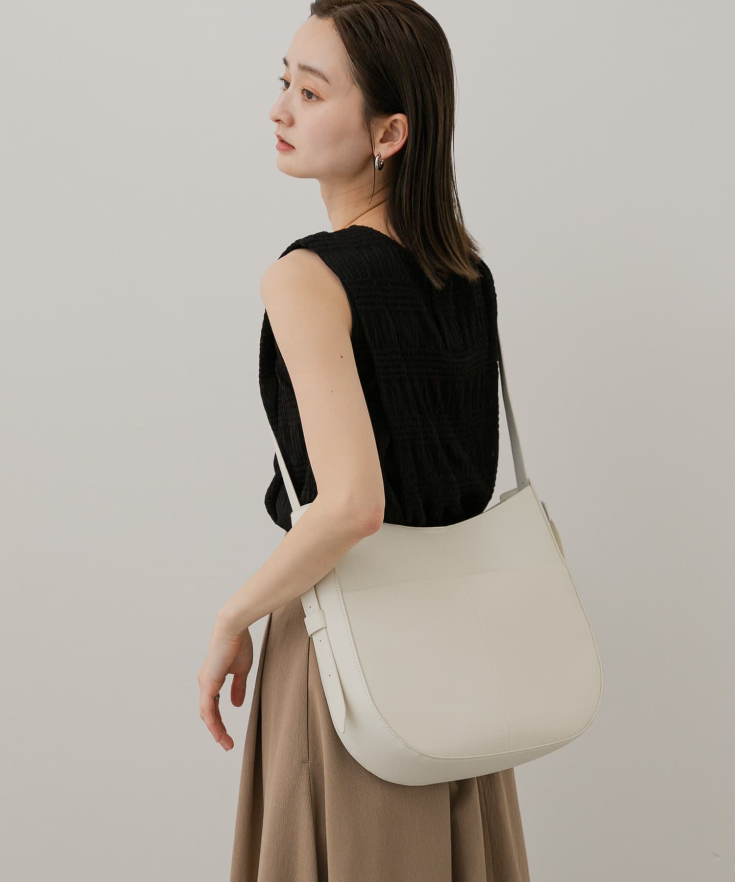 アウトポケットビッグショルダーバッグ IVORY one