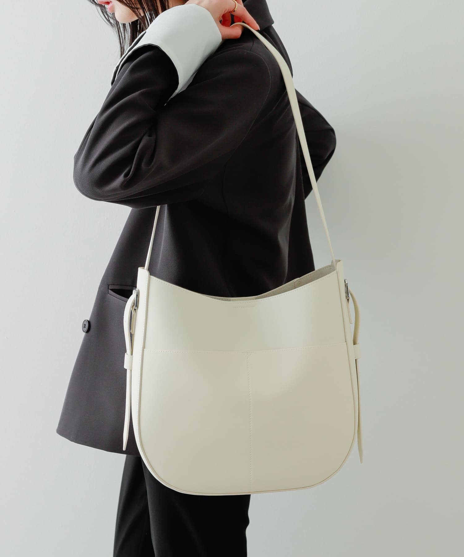 アウトポケットビッグショルダーバッグ IVORY one