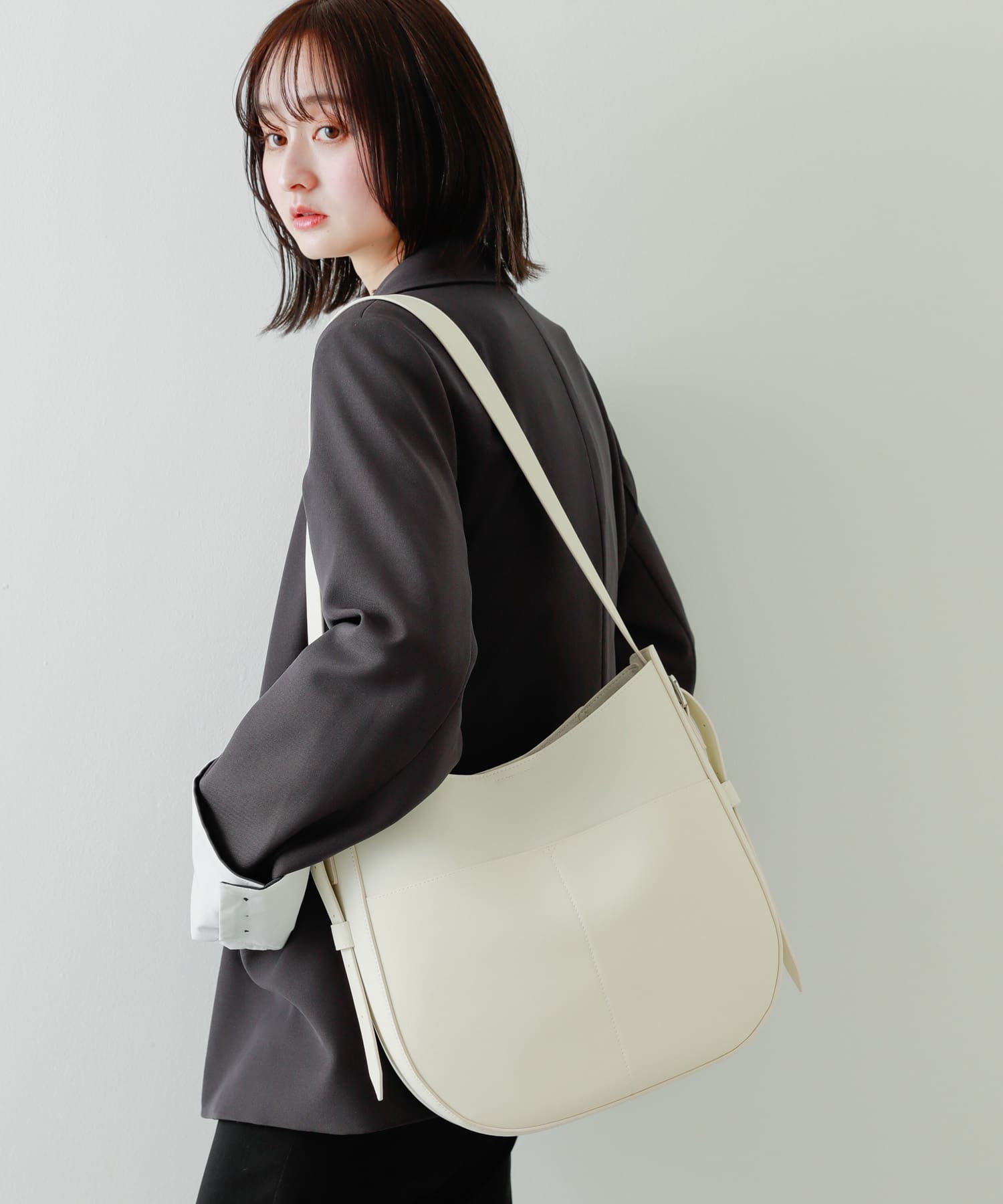 アウトポケットビッグショルダーバッグ IVORY one