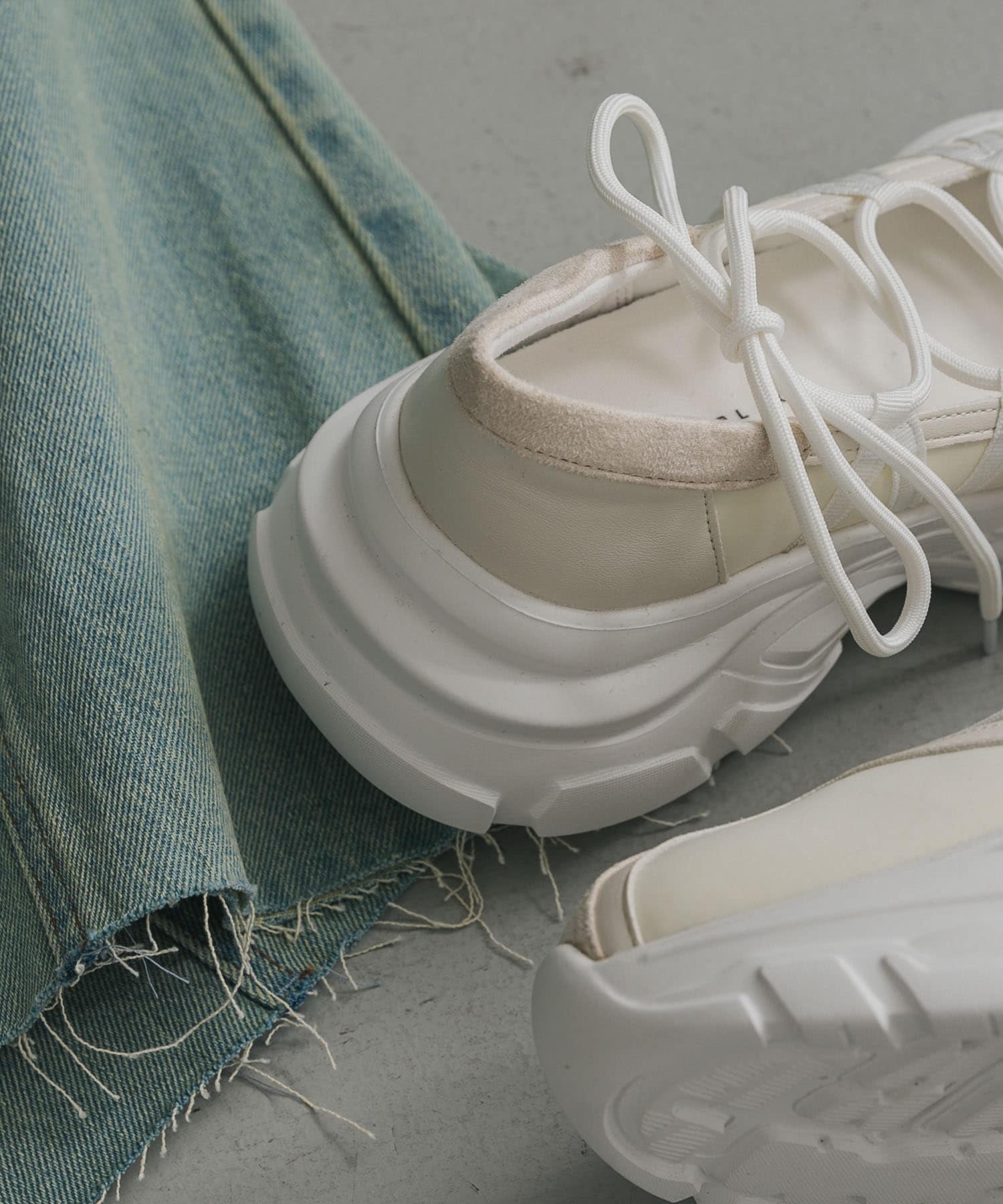 ホワイト/バーガンディ レースアップスニーカー ホワイト/バーガンディ レースアップスニーカー