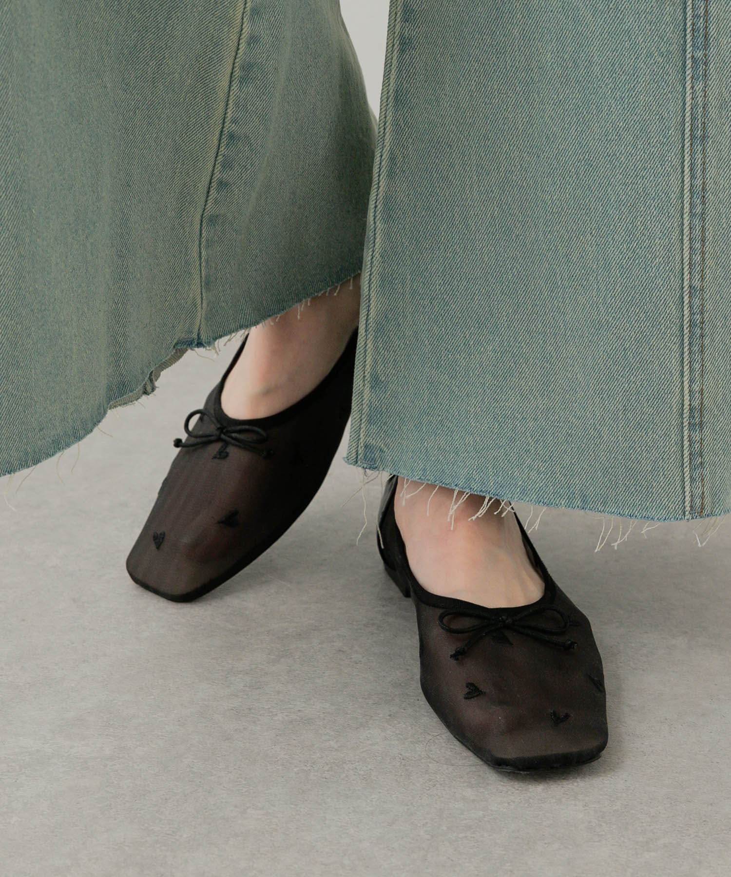 バラ装飾の黒いフラットシューズ ハートチュールフラットシューズ(S BLACK): シューズ｜URBAN