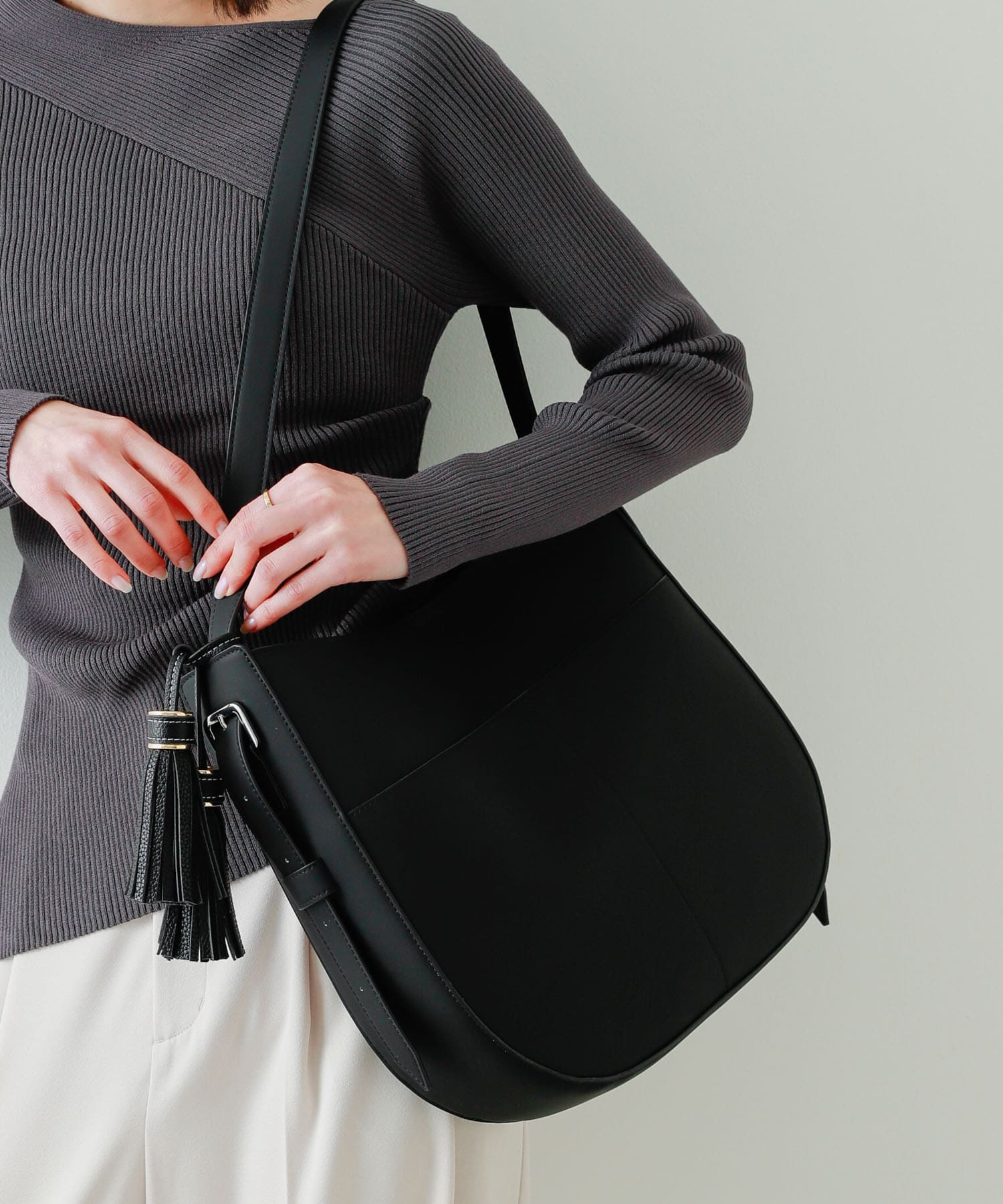 『WEB/一部店舗限定』タッセルチャーム BLACK one