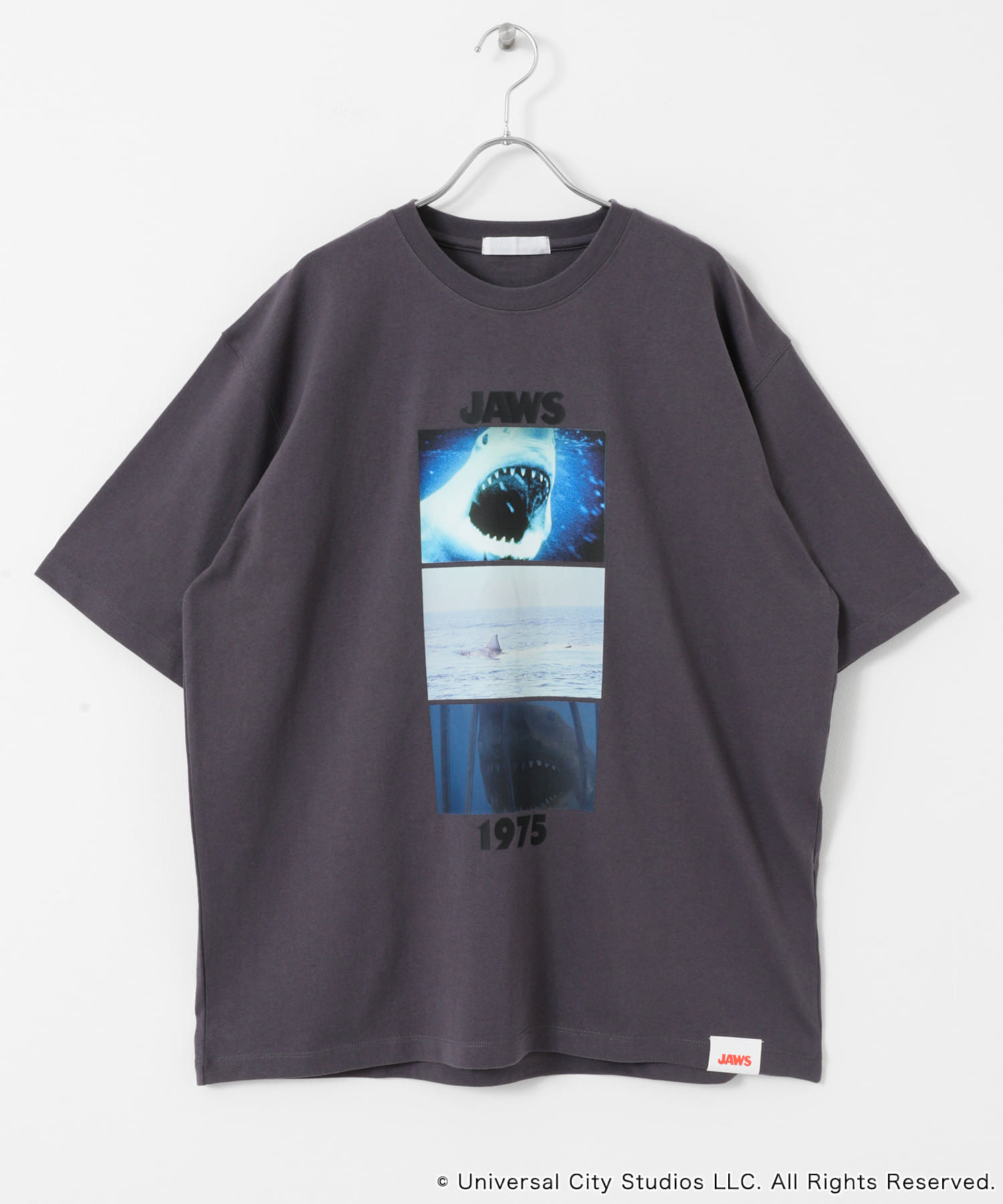 『別注』SENSE OF PLACE×JAWS　プリントT-SHIRTS/A CHARCOAL M