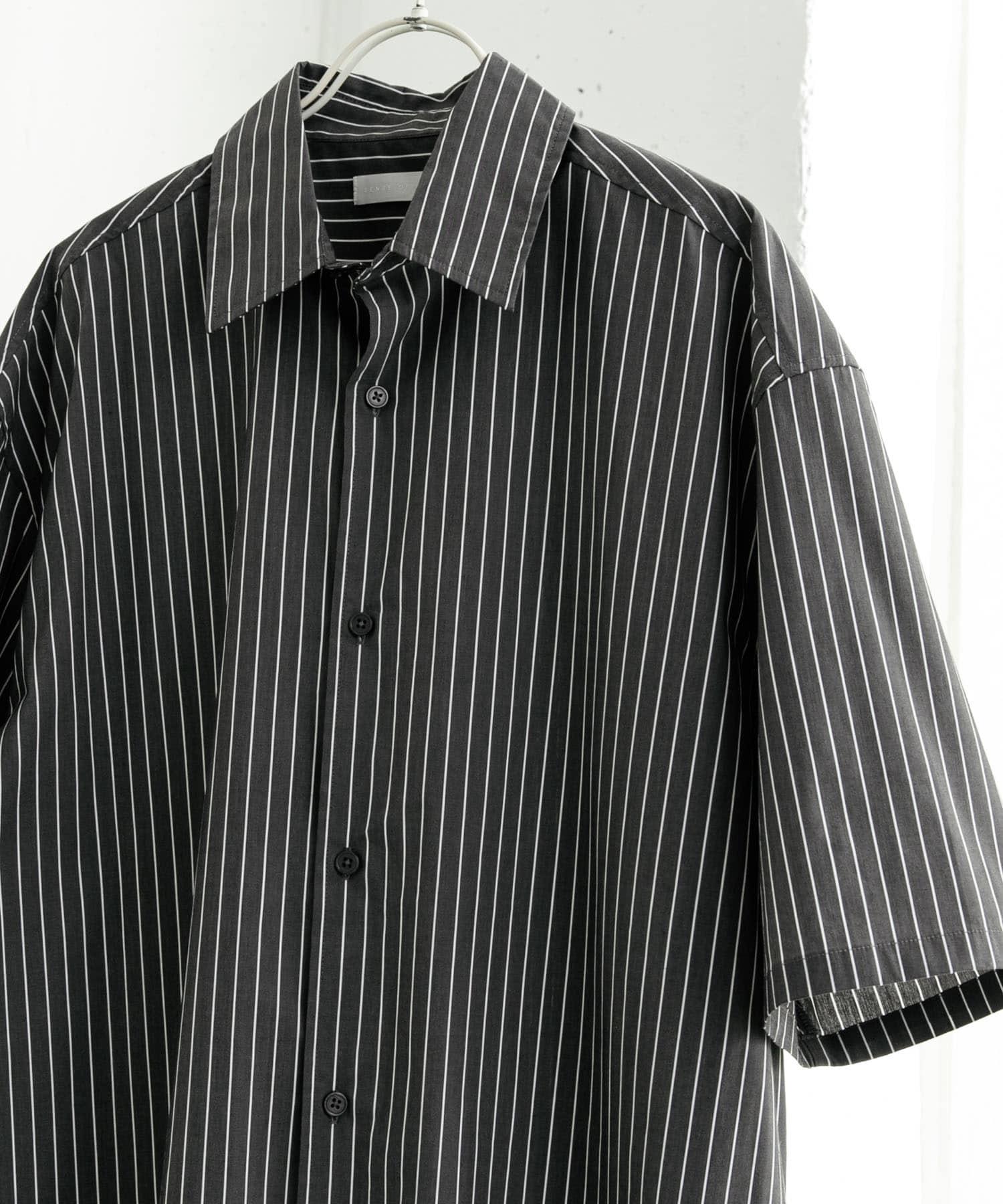 『ユニセックス』ストライプレギュラーカラールーズショートスリーブシャツ CHARCOAL M