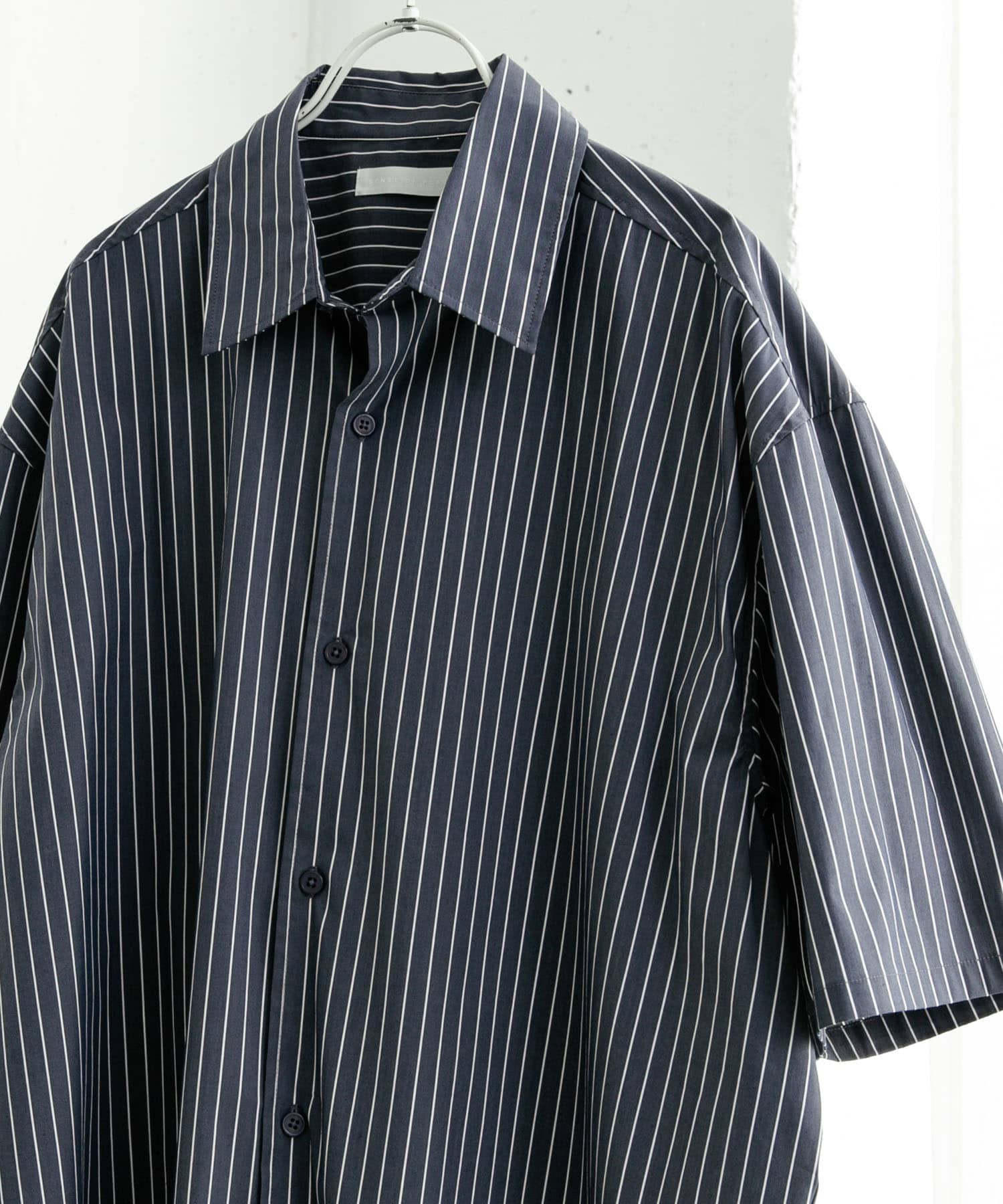 『ユニセックス』ストライプレギュラーカラールーズショートスリーブシャツ NAVY L