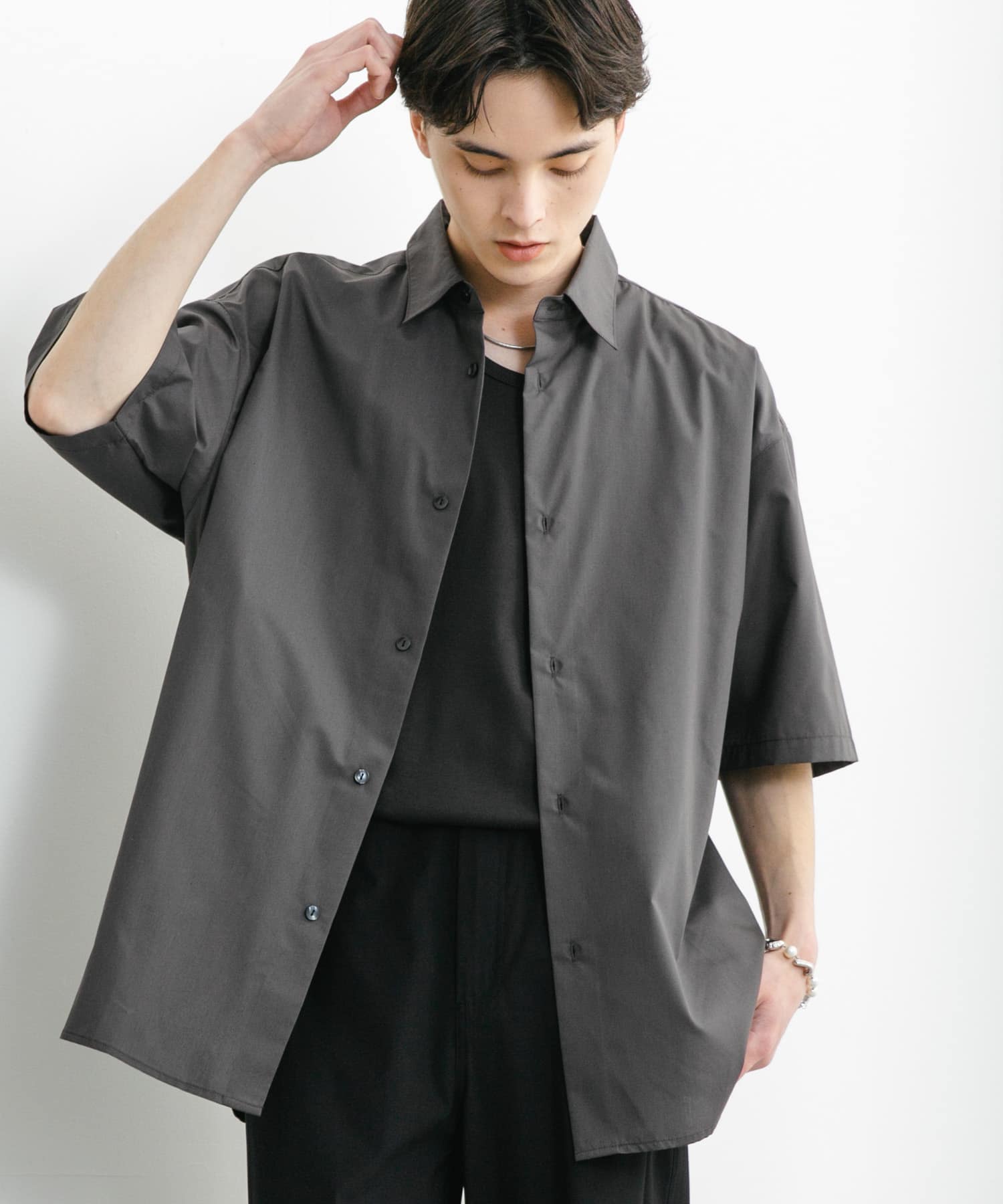 『ユニセックス』リラックスフィットレギュラーカラーショートスリーブシャツ CHARCOAL M