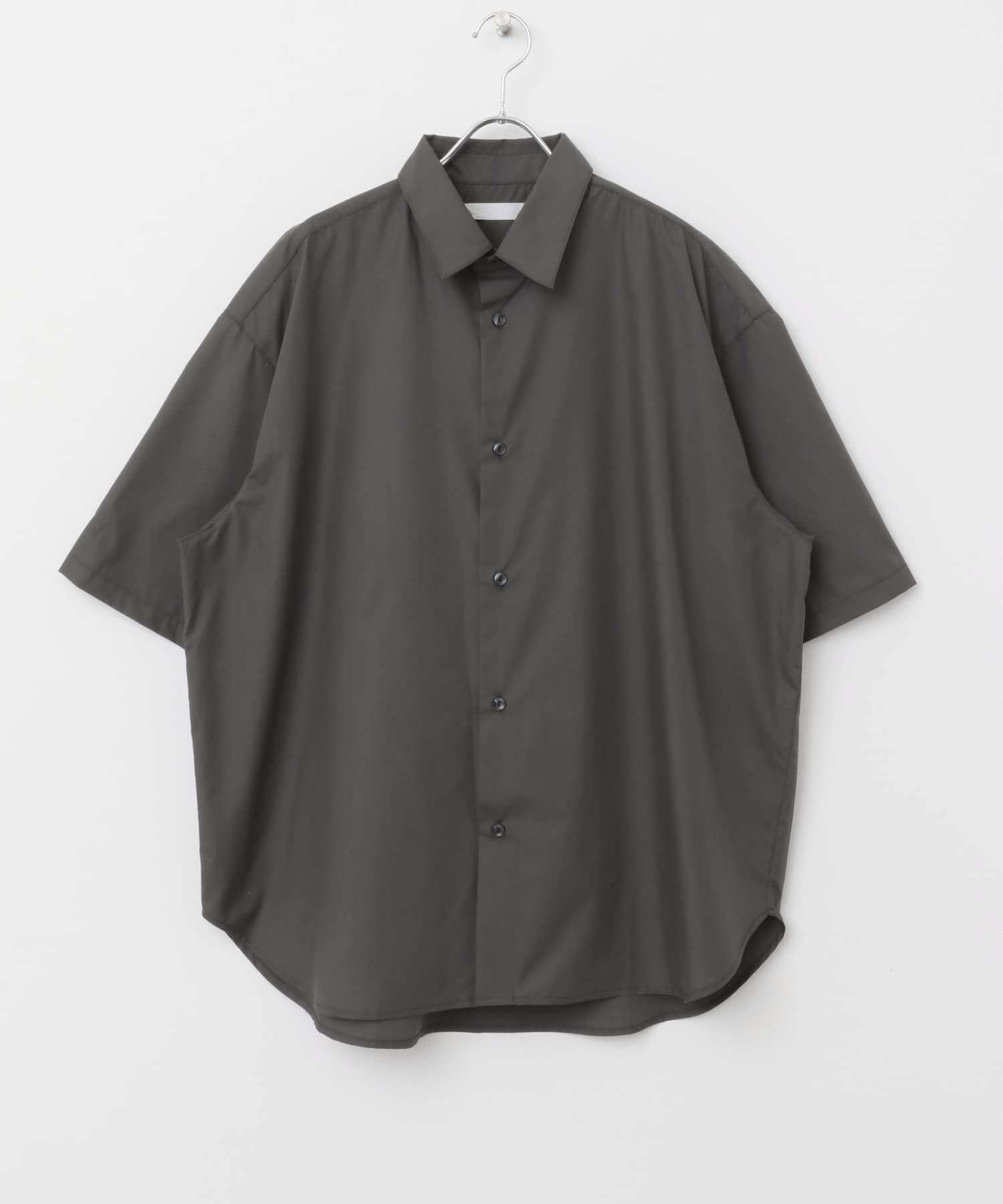 『ユニセックス』リラックスフィットレギュラーカラーショートスリーブシャツ CHARCOAL M