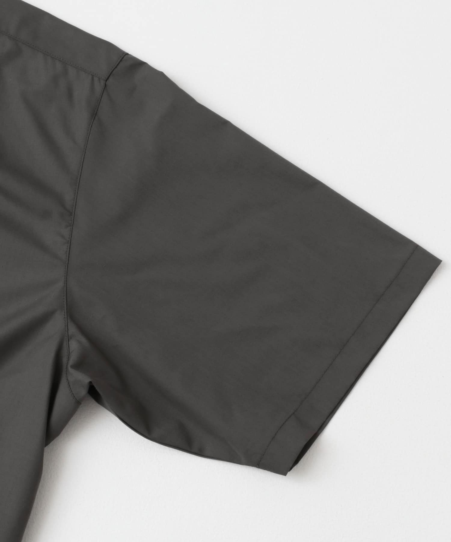 『ユニセックス』リラックスフィットレギュラーカラーショートスリーブシャツ CHARCOAL M