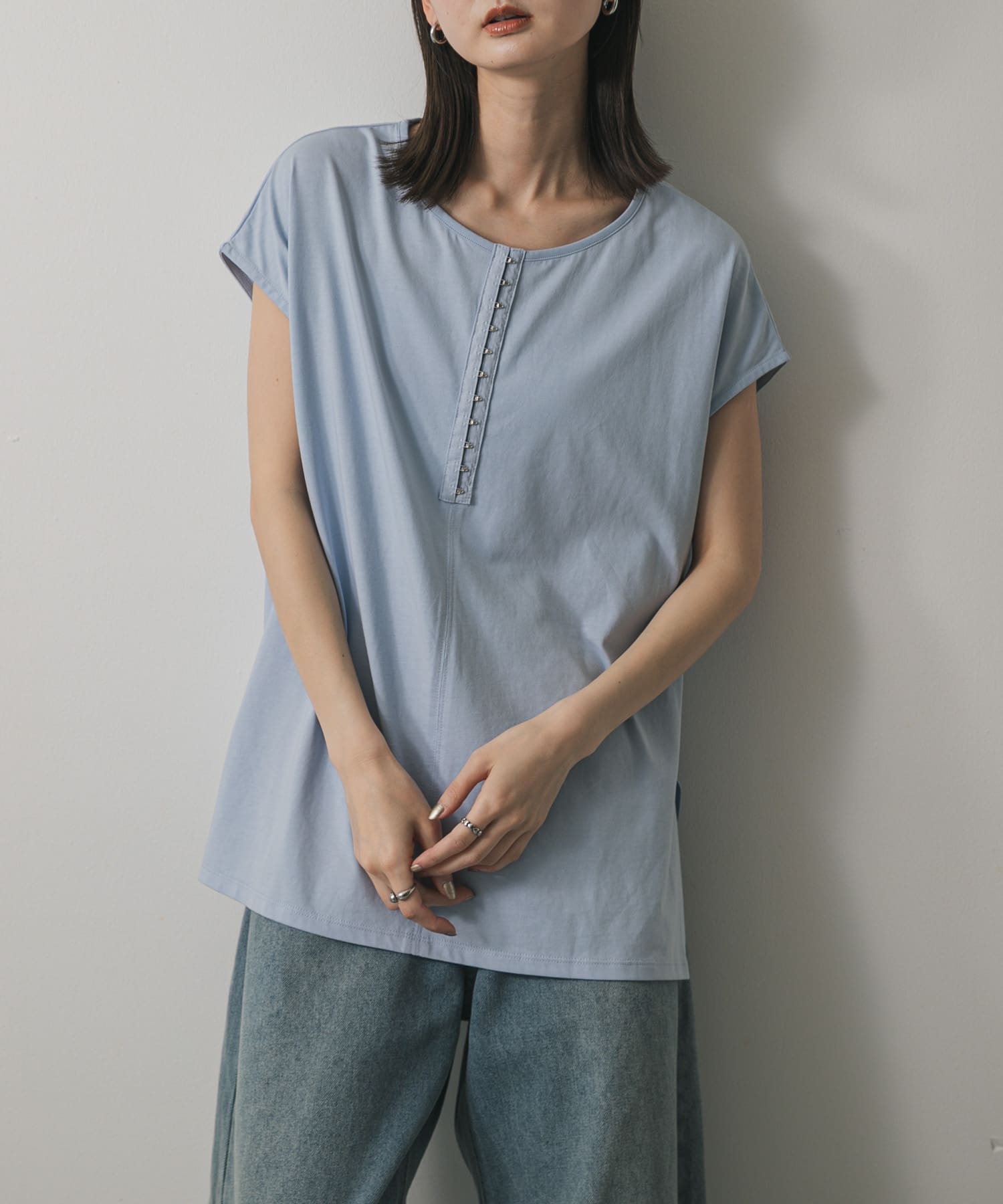 フロントホックフレンチスリーブカットトップ