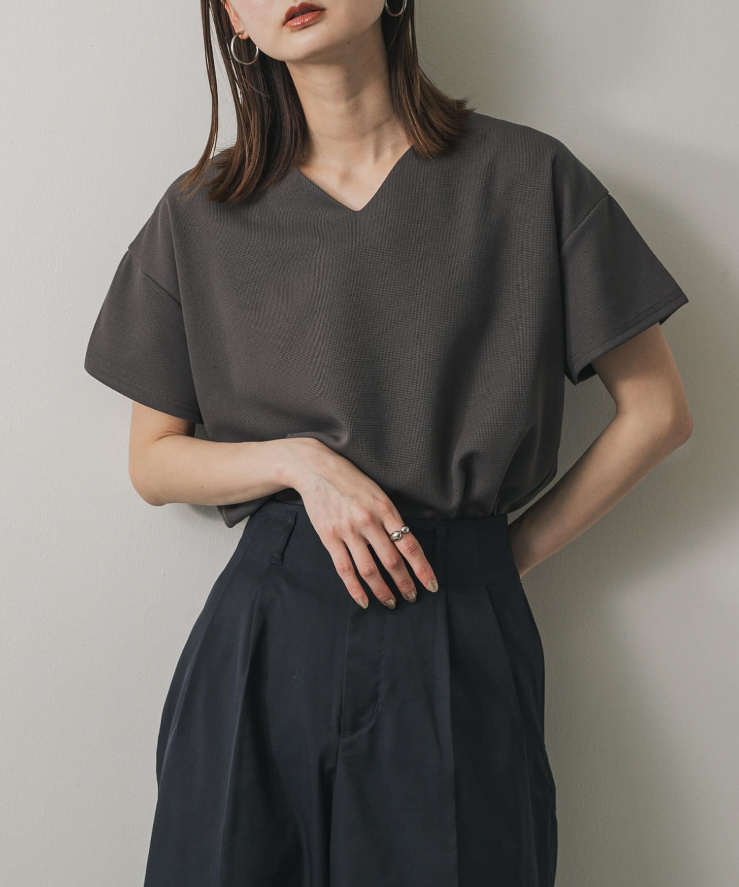 ミラノリブVネックTシャツ(one WHT×BLK): トップス｜URBAN