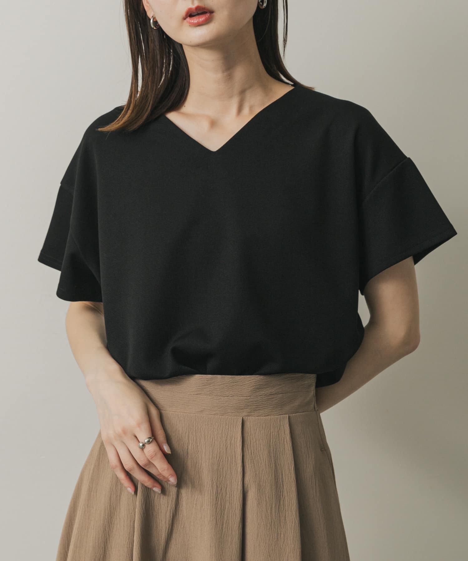 ミラノリブVネックTシャツ(one WHT×BLK): トップス｜URBAN RESEARCH