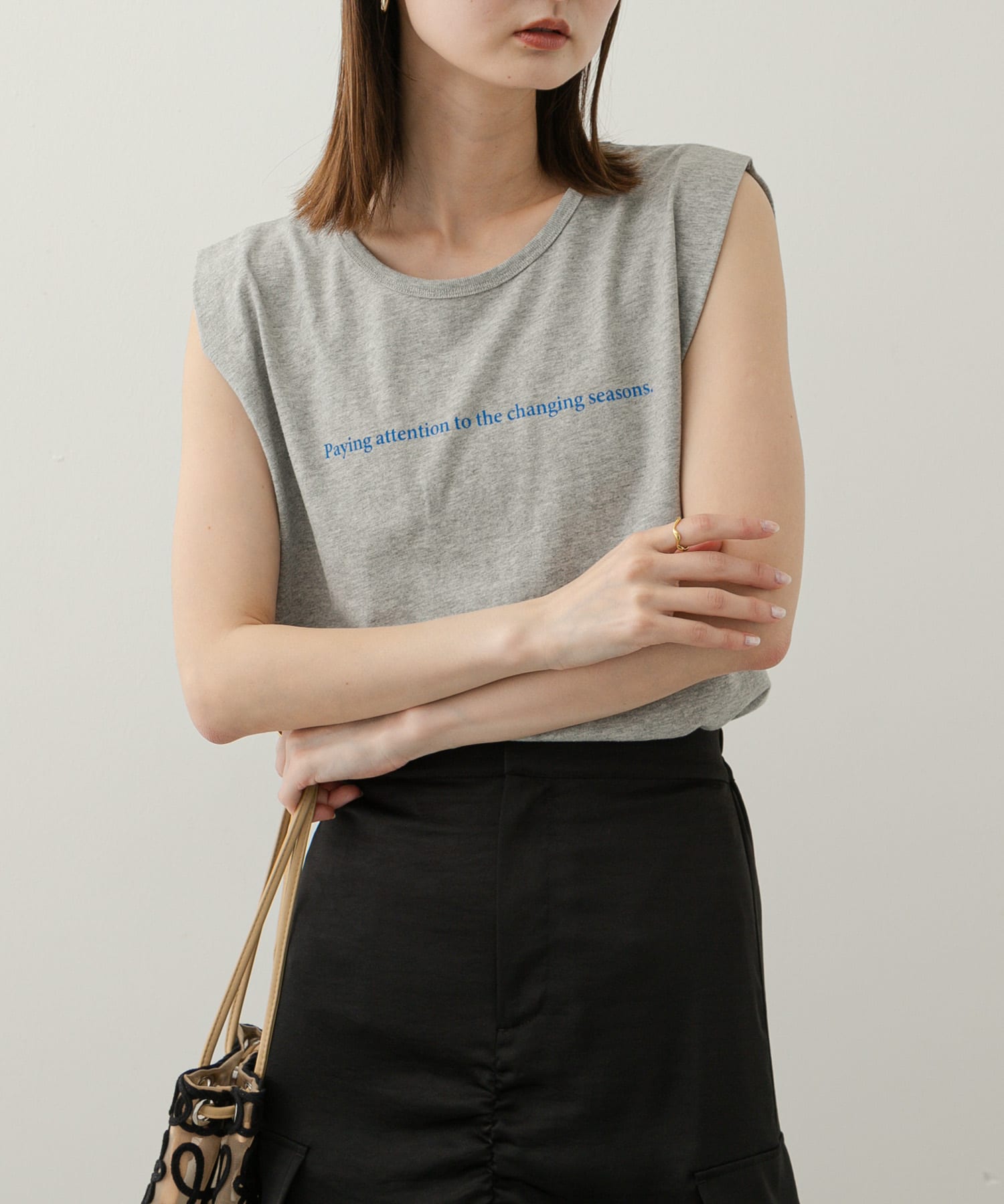 ショルダータックグラフィックTシャツ