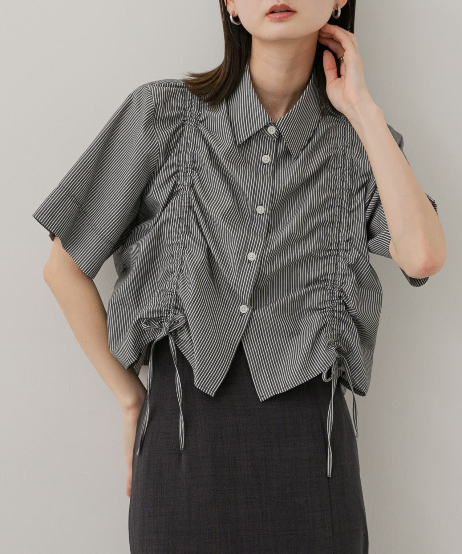 クロップドシャーリングシャツ(半袖)(one CHA×WHT): トップス｜URBAN