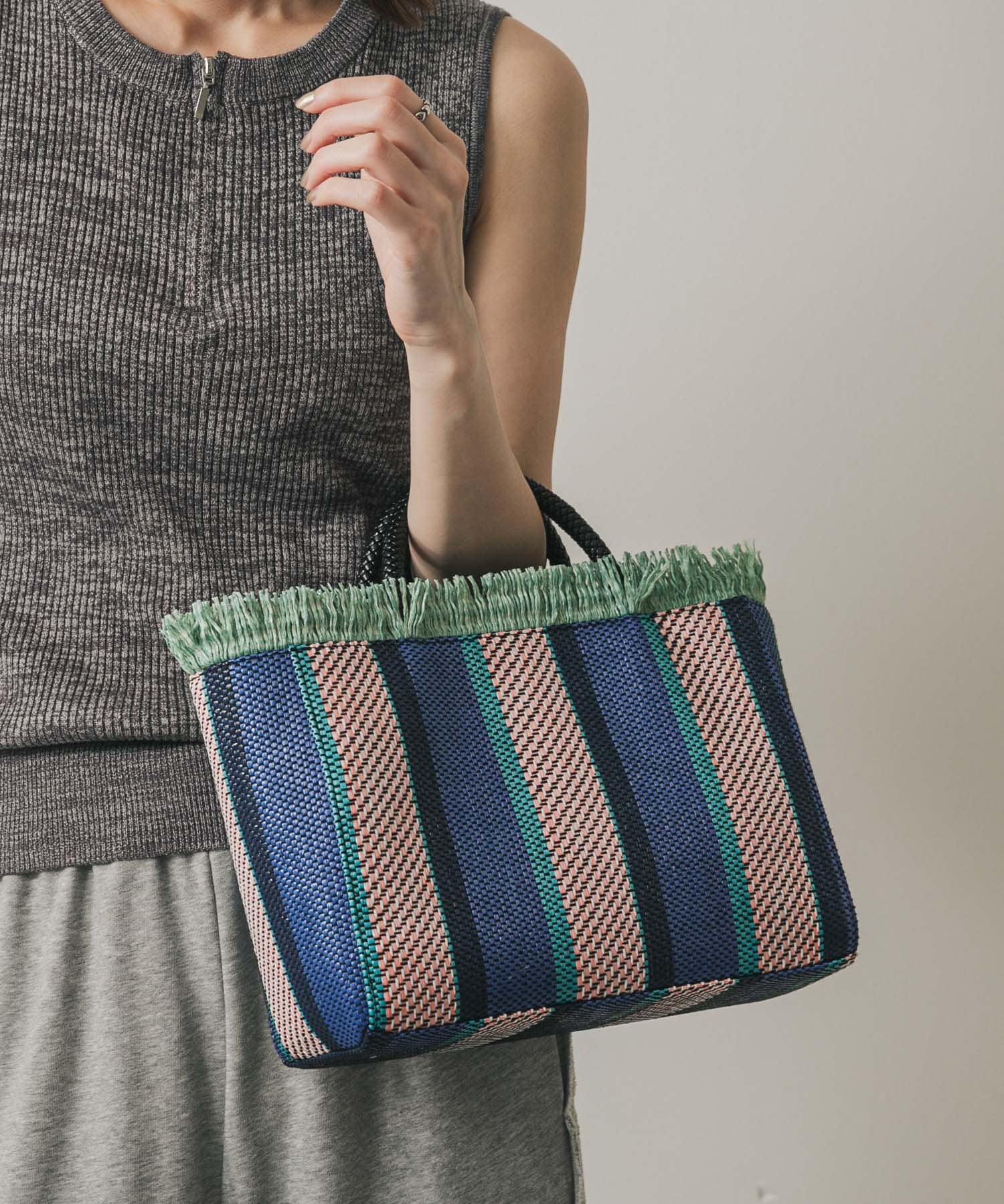 スクエアカゴバッグ