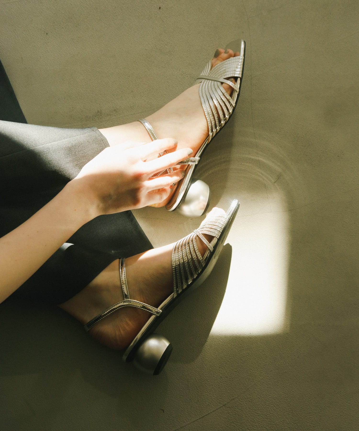 メタリックサンダル