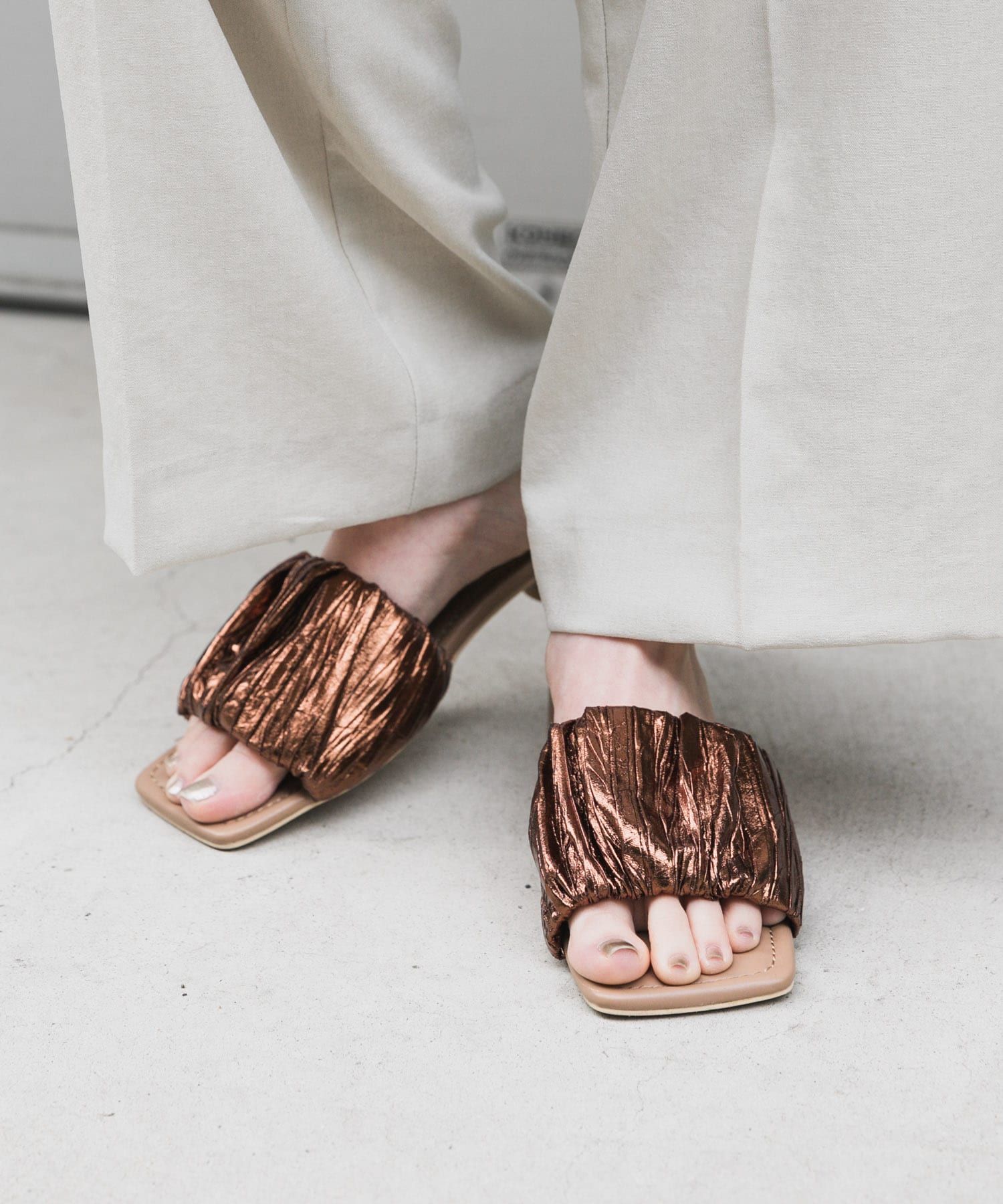 スクエアトゥメタリックギャザーサンダル