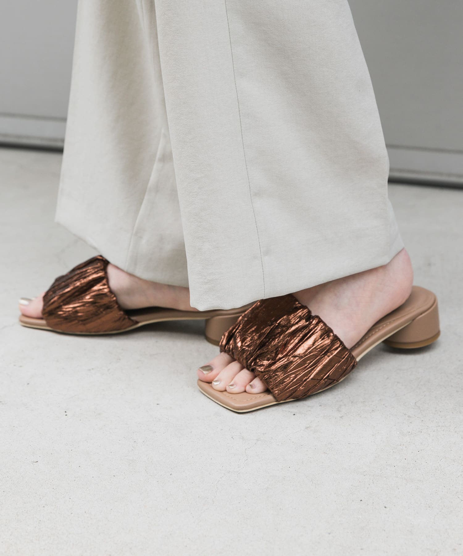 スクエアトゥメタリックギャザーサンダル BROWN S