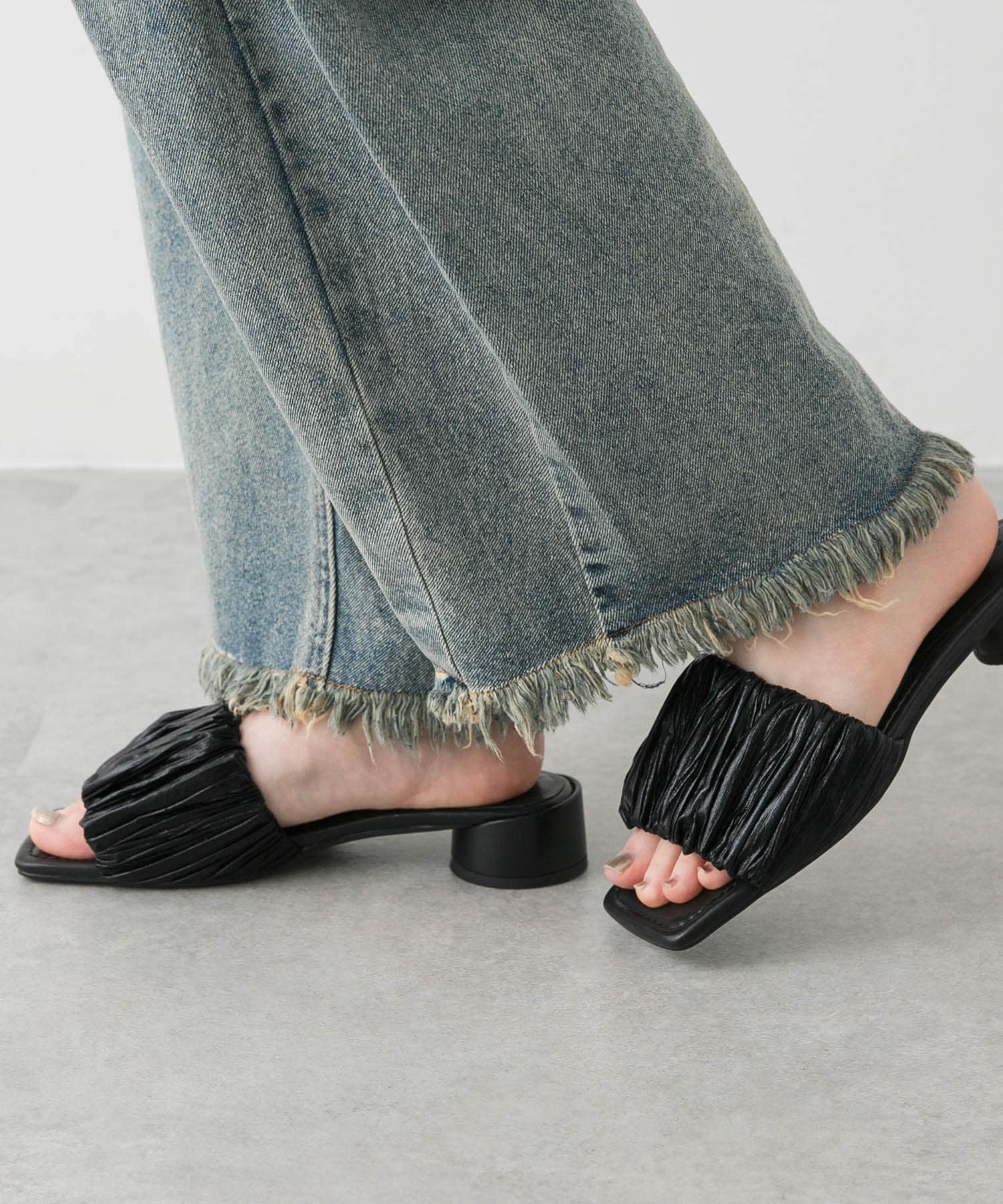 スクエアトゥメタリックギャザーサンダル