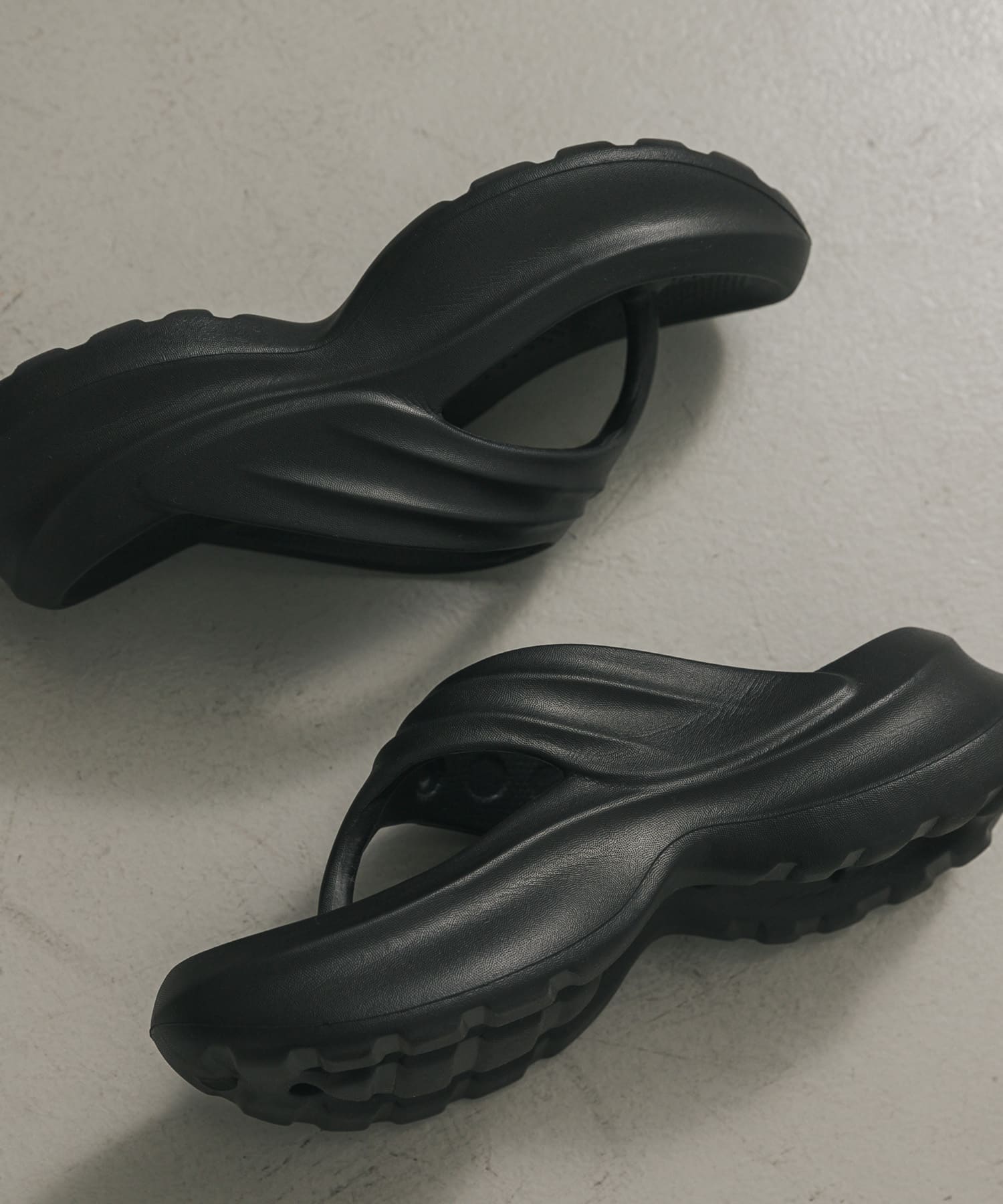 『WEB限定』トングクッションサンダル BLACK 23.5