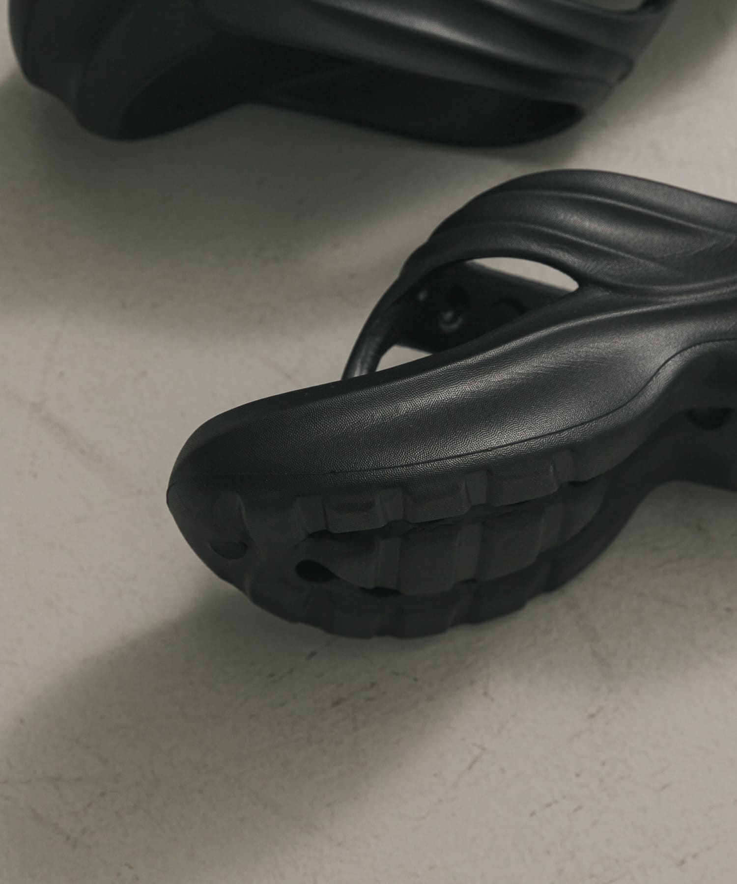 『WEB限定』トングクッションサンダル BLACK 23.5