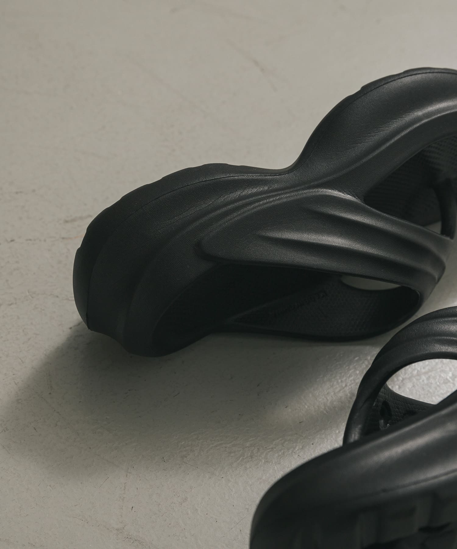 『WEB限定』トングクッションサンダル BLACK 23.5