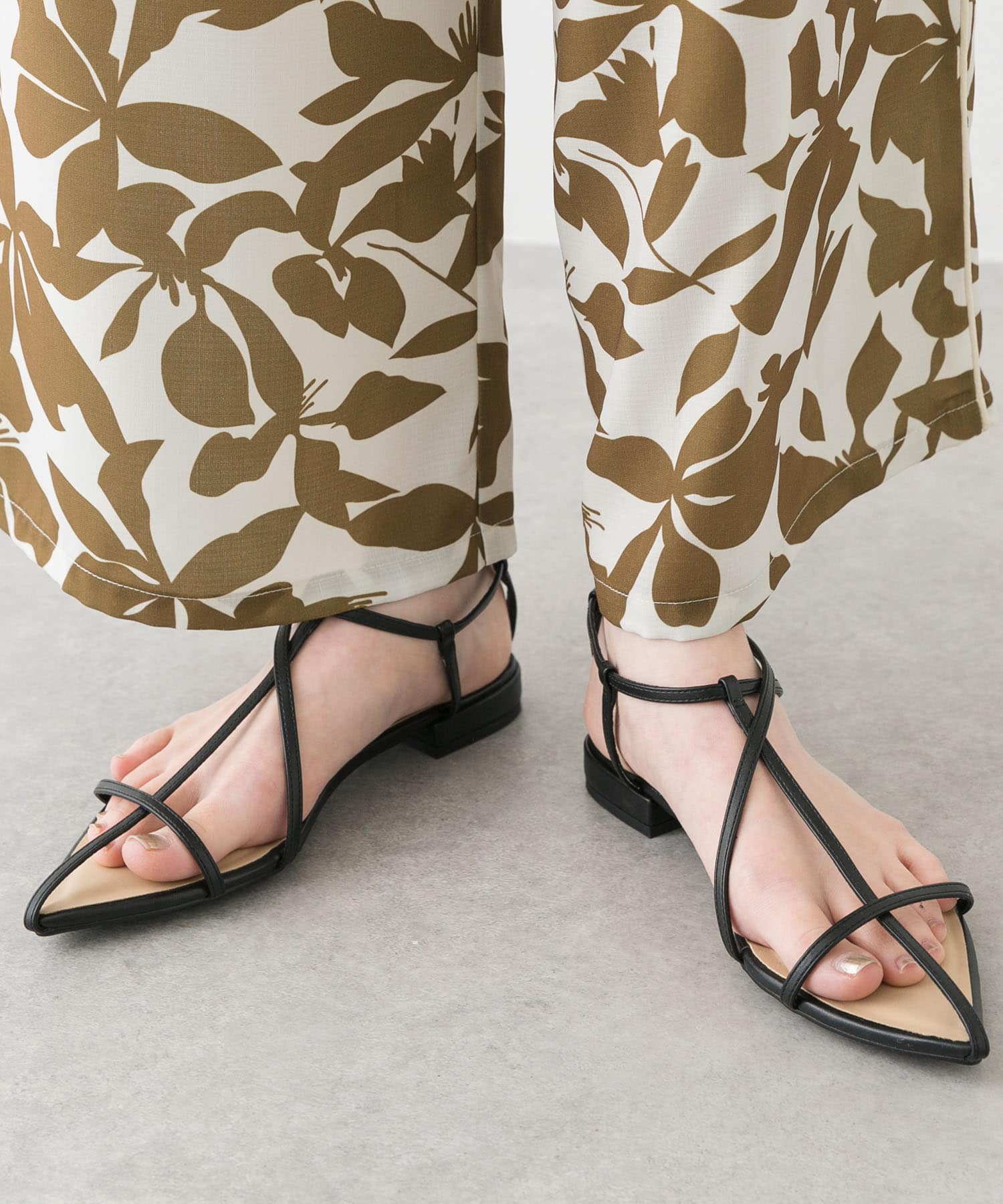 ポインテッドナローストラップサンダル BLACK S