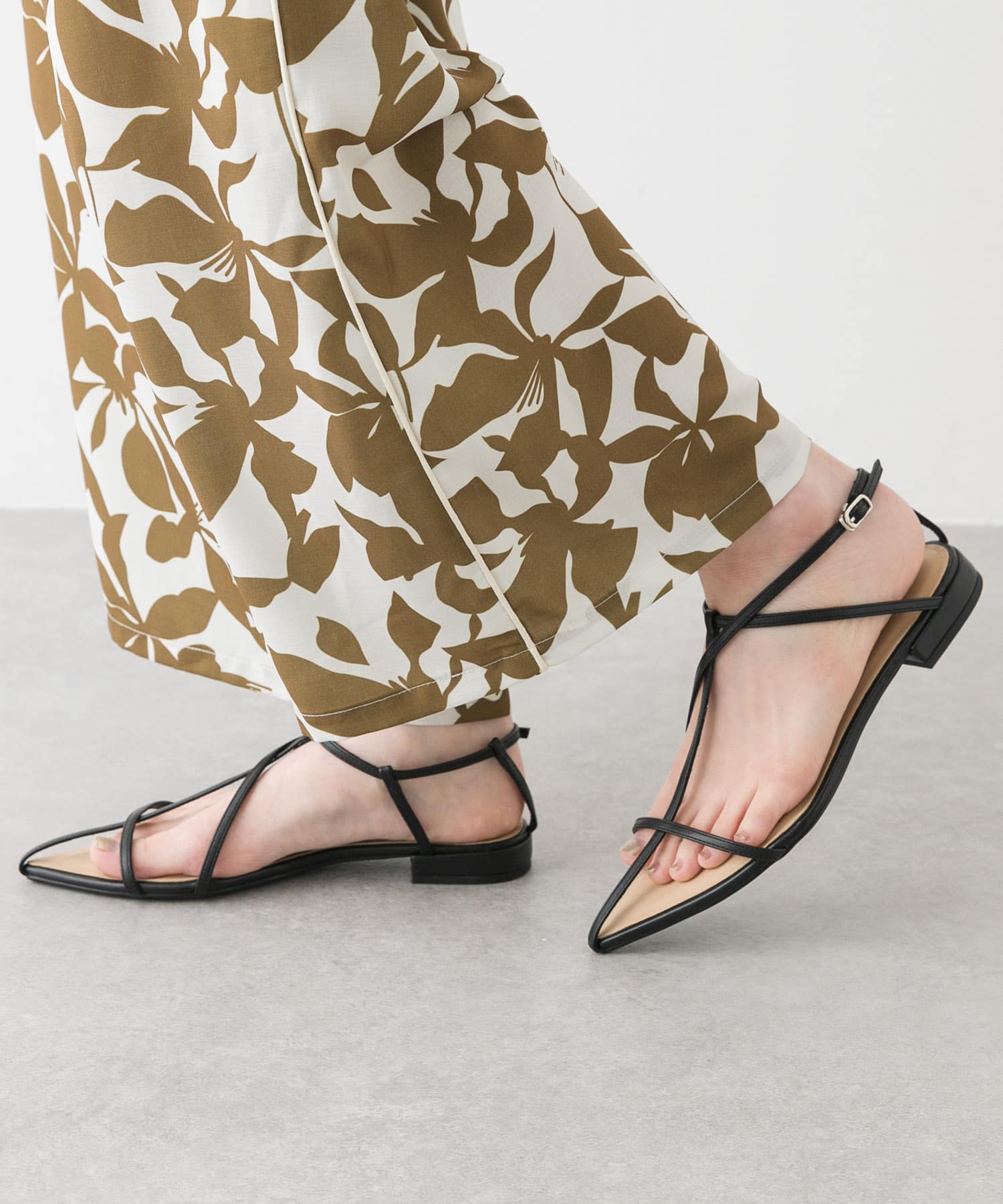 ポインテッドナローストラップサンダル BLACK S