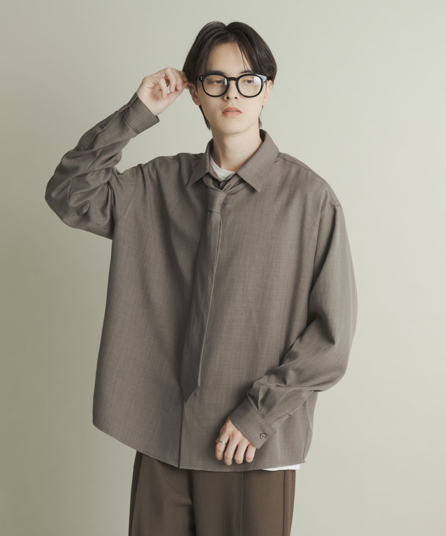 レギュラーカラーネクタイシャツ