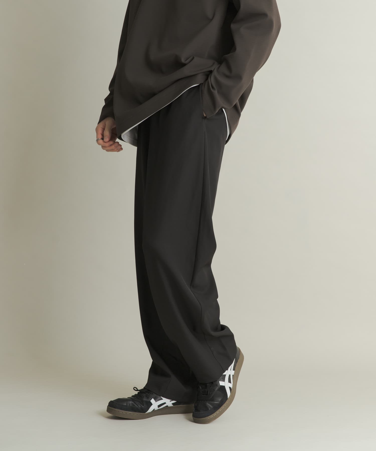 【完売品】RNA スパイラルシームタックパンツ R4149 ブラック Mサイズ バレルレッグノータックスラックス(M BLACK): ボトム｜URBAN RESEARCH