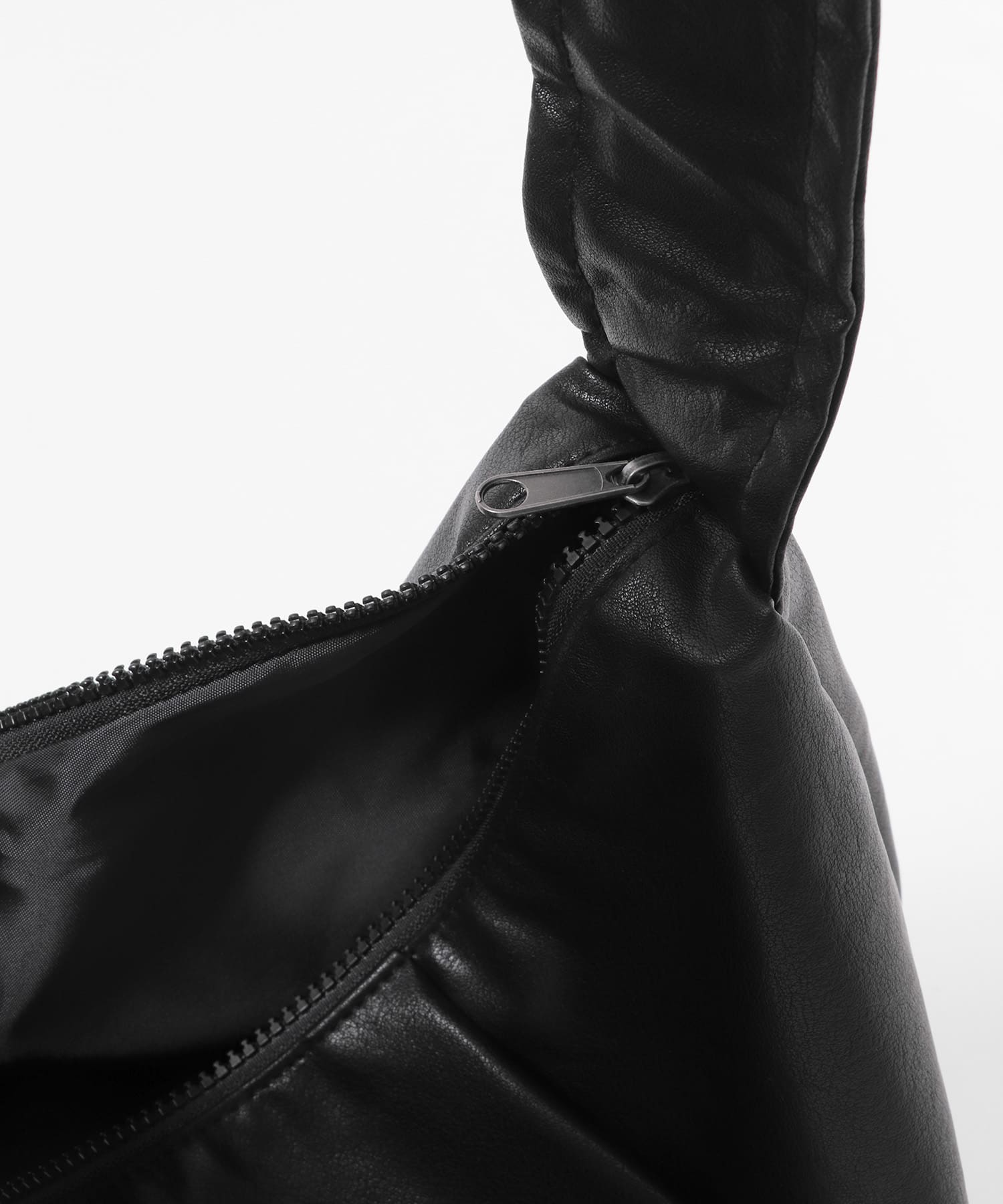 コクーンショルダーバッグ BLACK one