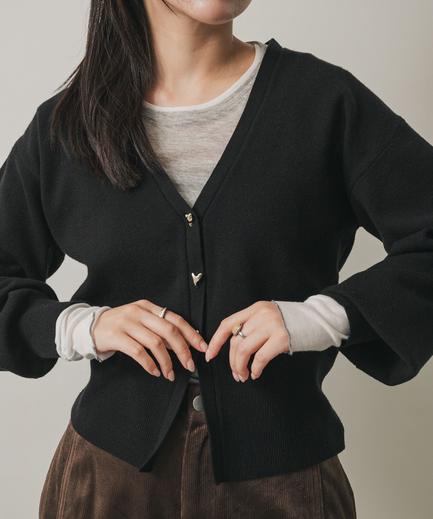 ニュアンスボタンVネックカーディガン(one BLACK): トップス｜URBAN