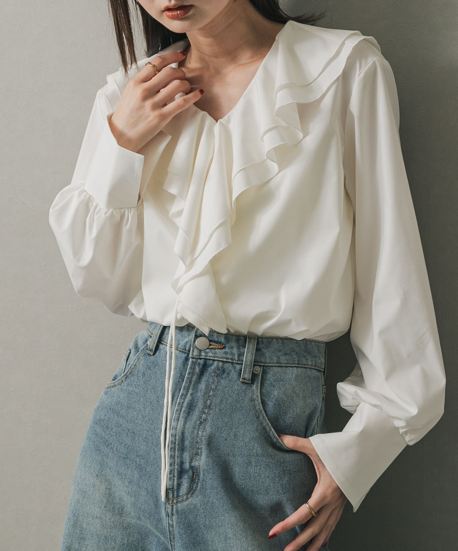 Vネックラッフルブラウス