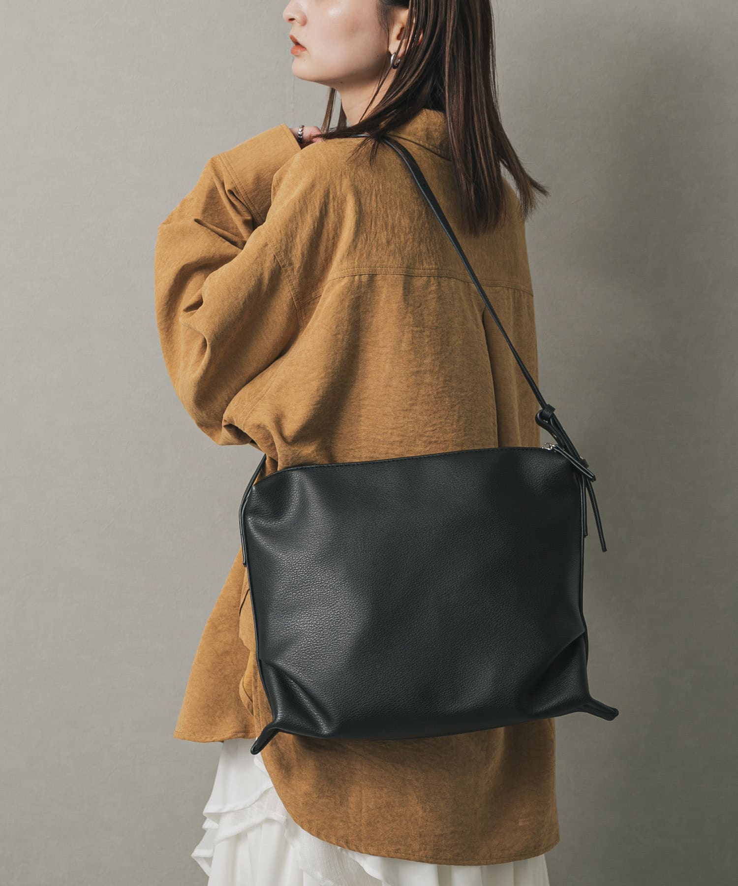 ワンショルダースクエアバッグ BLACK one