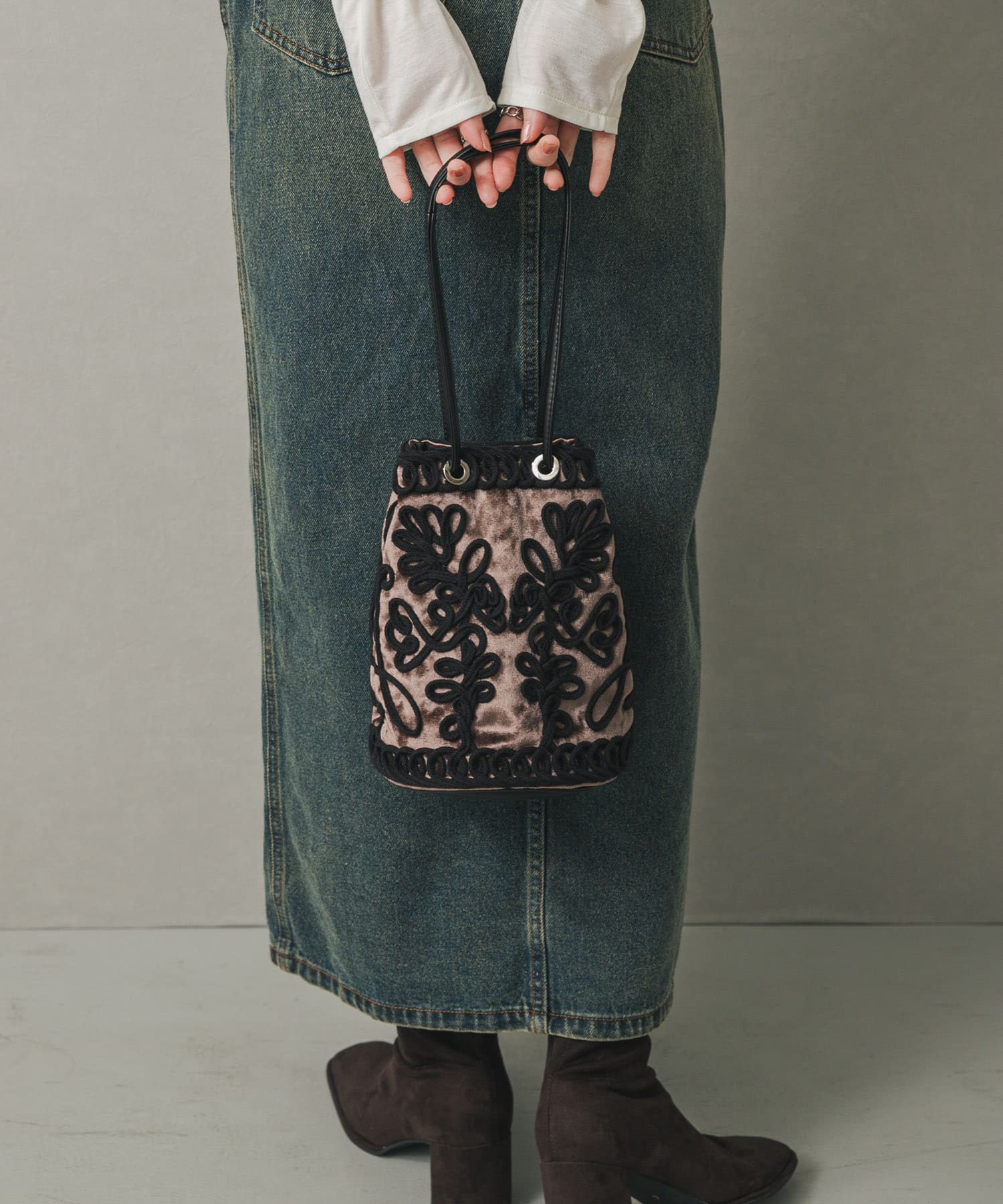 【美品・クレージュ】ベロア ハンドバッグ ブラック シンプル 上品デザイン Courreges クレージュ ベロアハンドバッグ ロゴ ブラック 黒快適