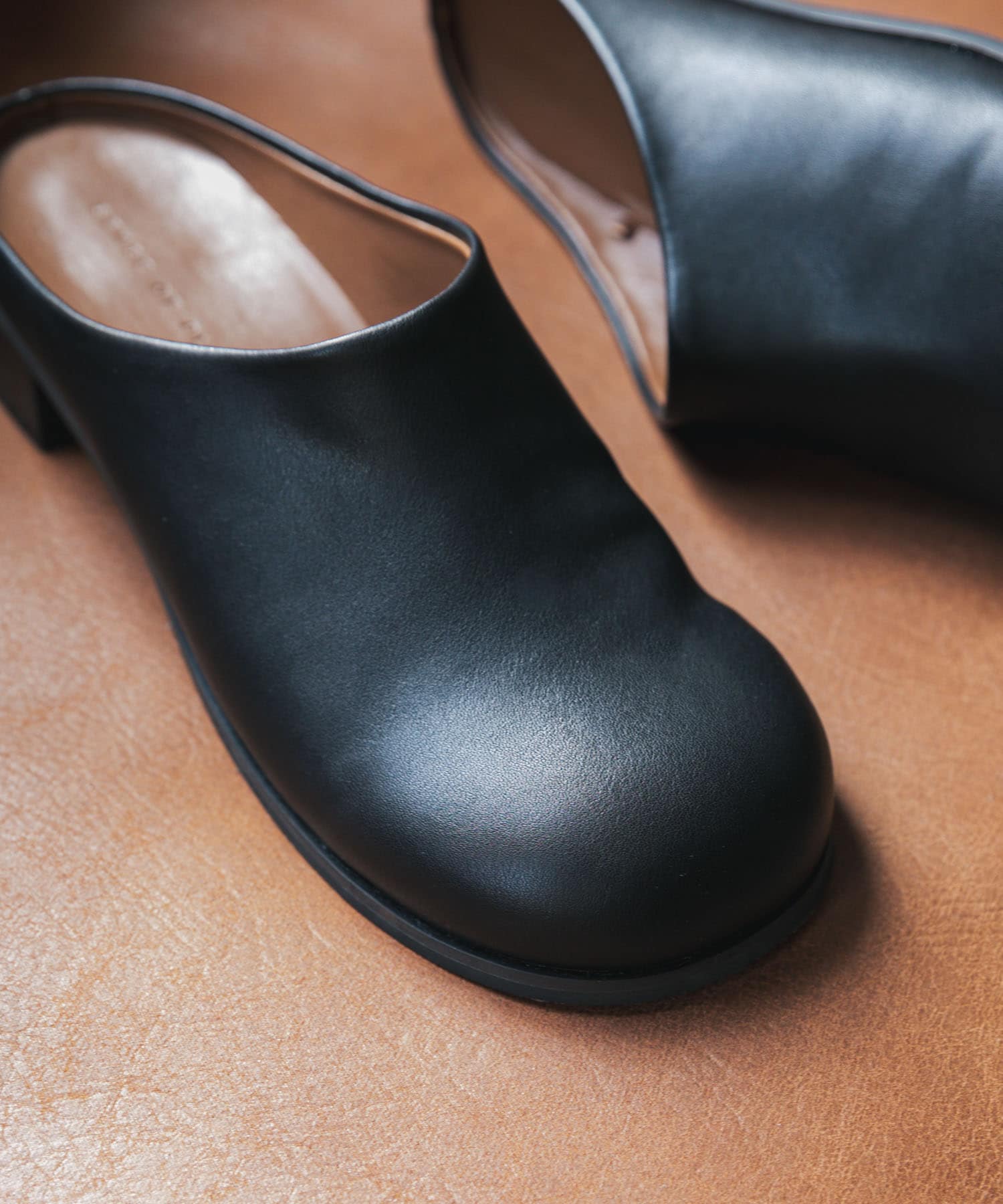 ワイドトゥヒールスリッポン BLACK S