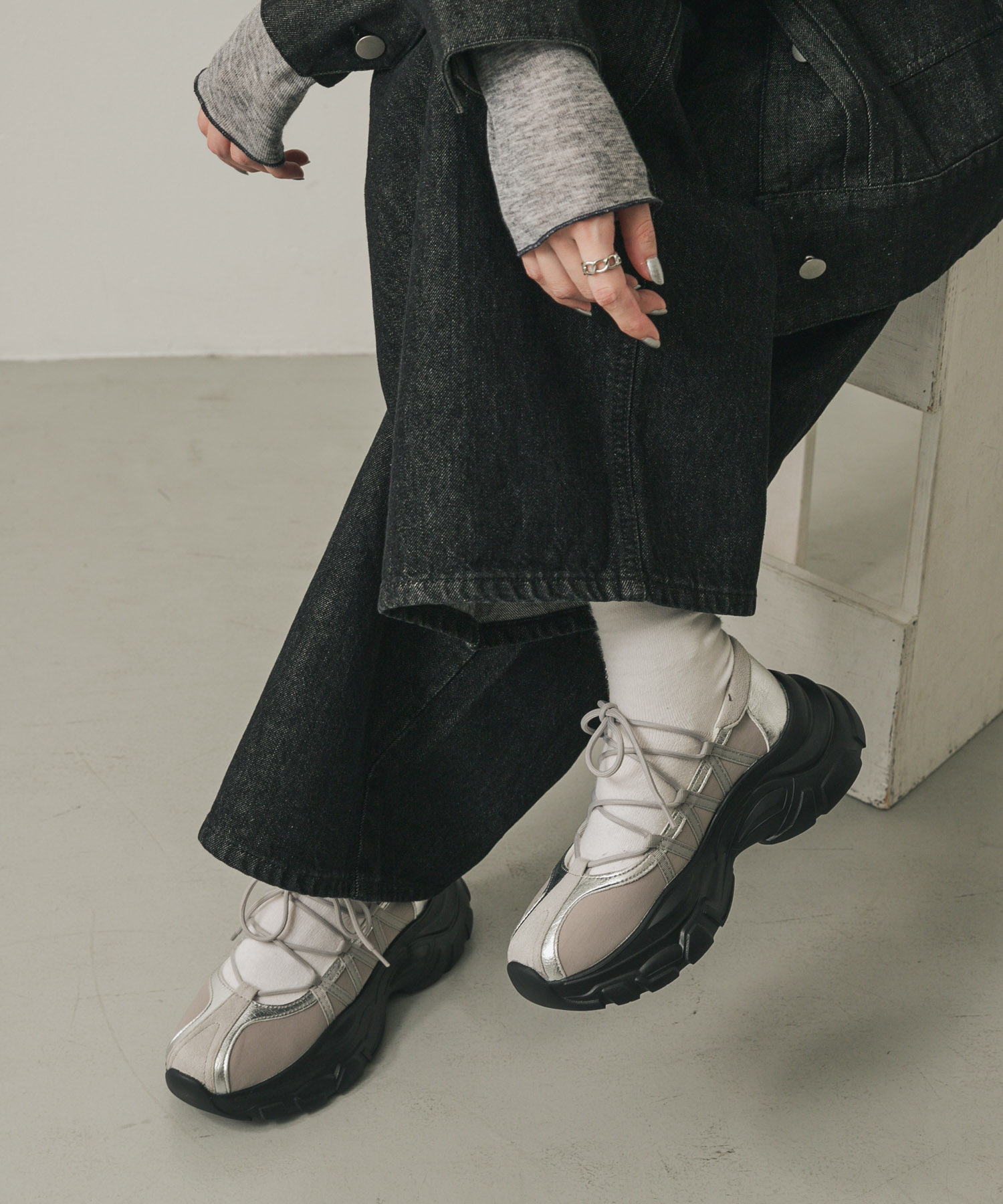 GRAY