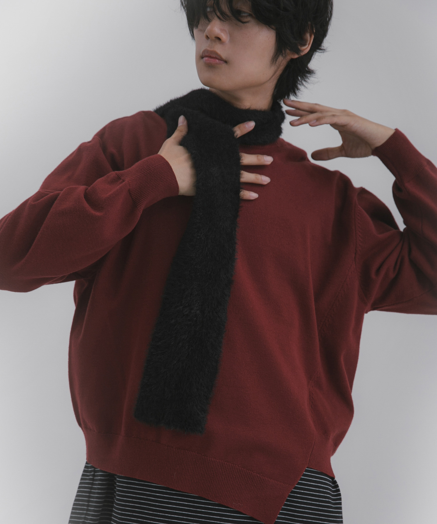 アシメクルーネックニット