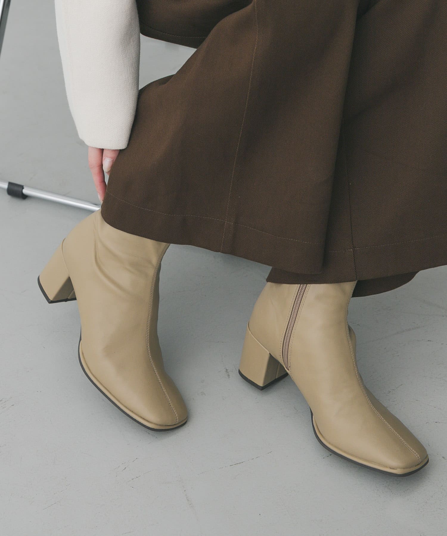 スクエアトウセンターシームストレッチブーツ BEIGE S