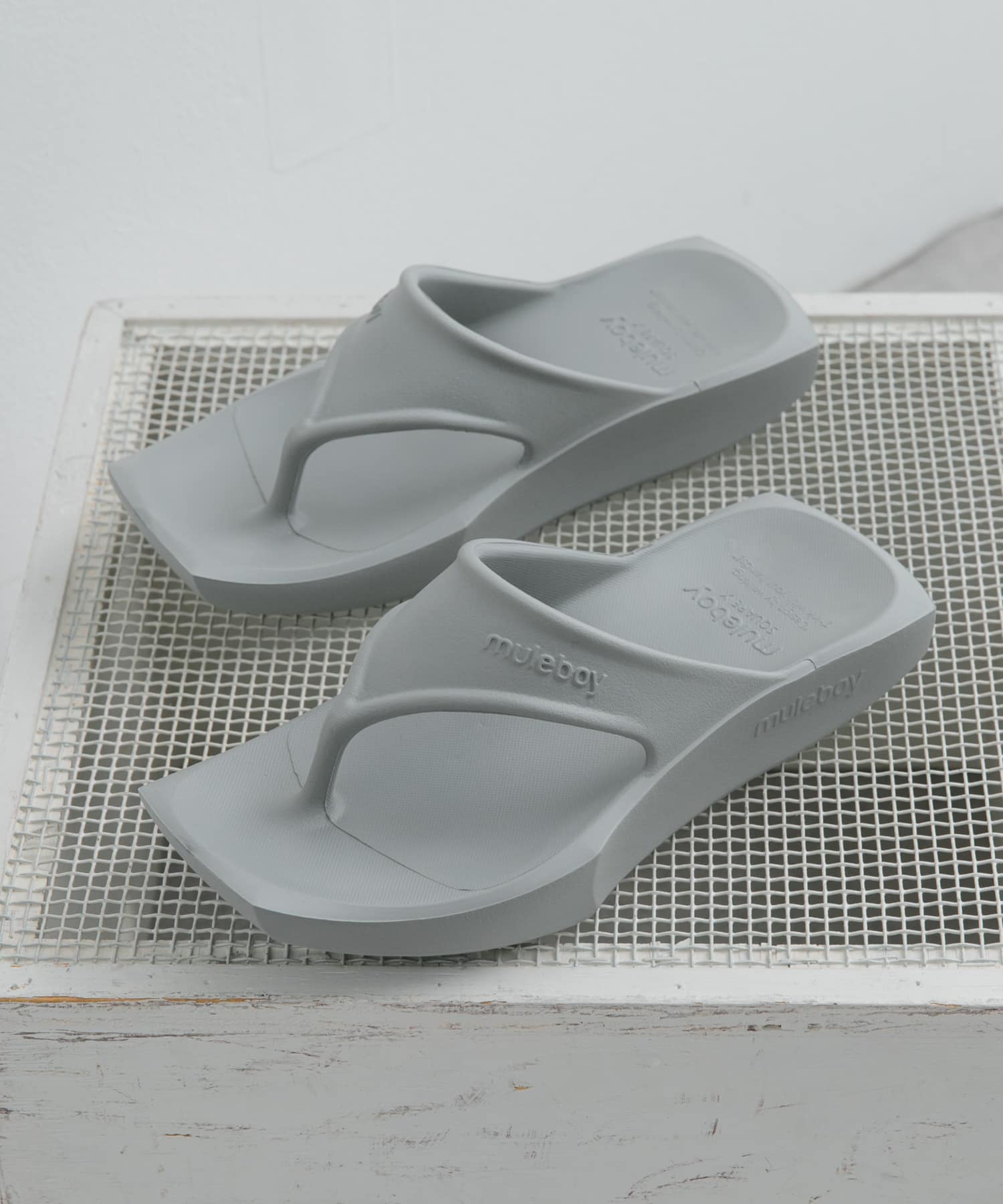 GRAY
