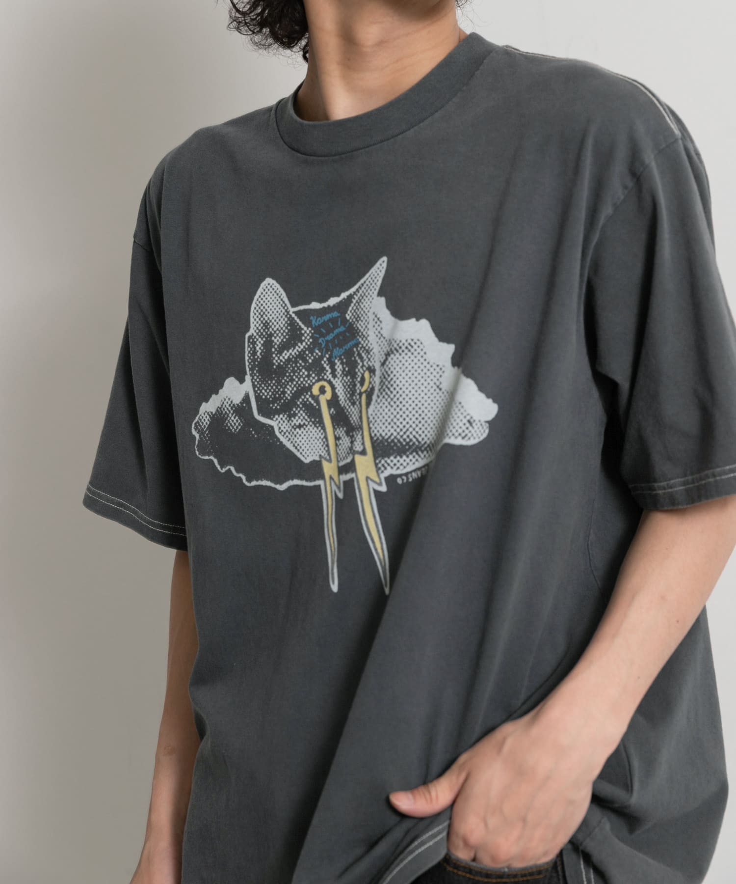 NUDIE JEANS Koffe Karma Kat T-Shirt(M Antracit): トップス｜URBAN
