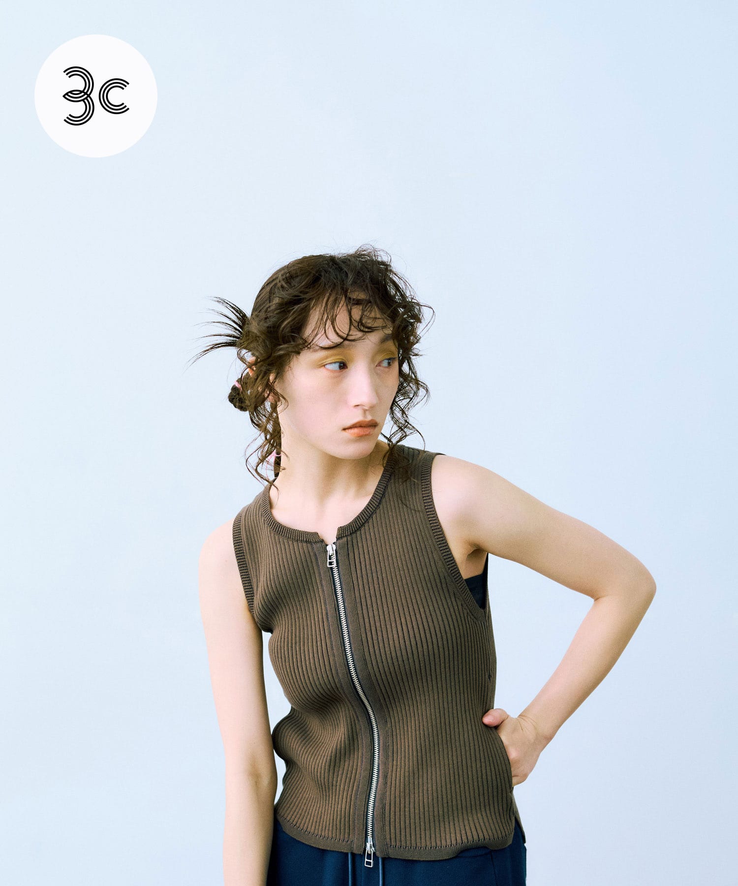 cwtch　SLEEVE LESS ZIPTOPS