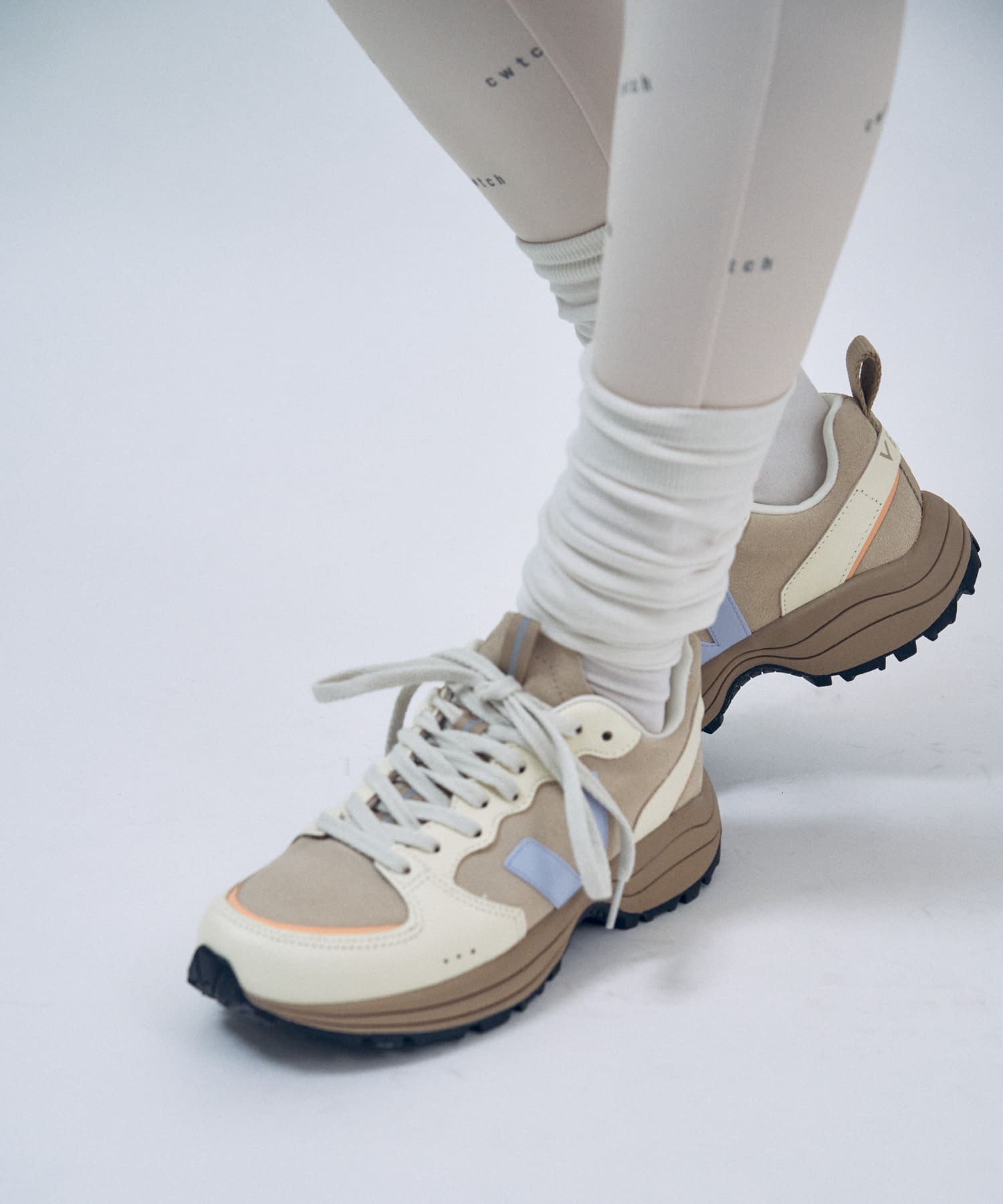 veja　VENTURI ALMOND SWAN ALMOND 37