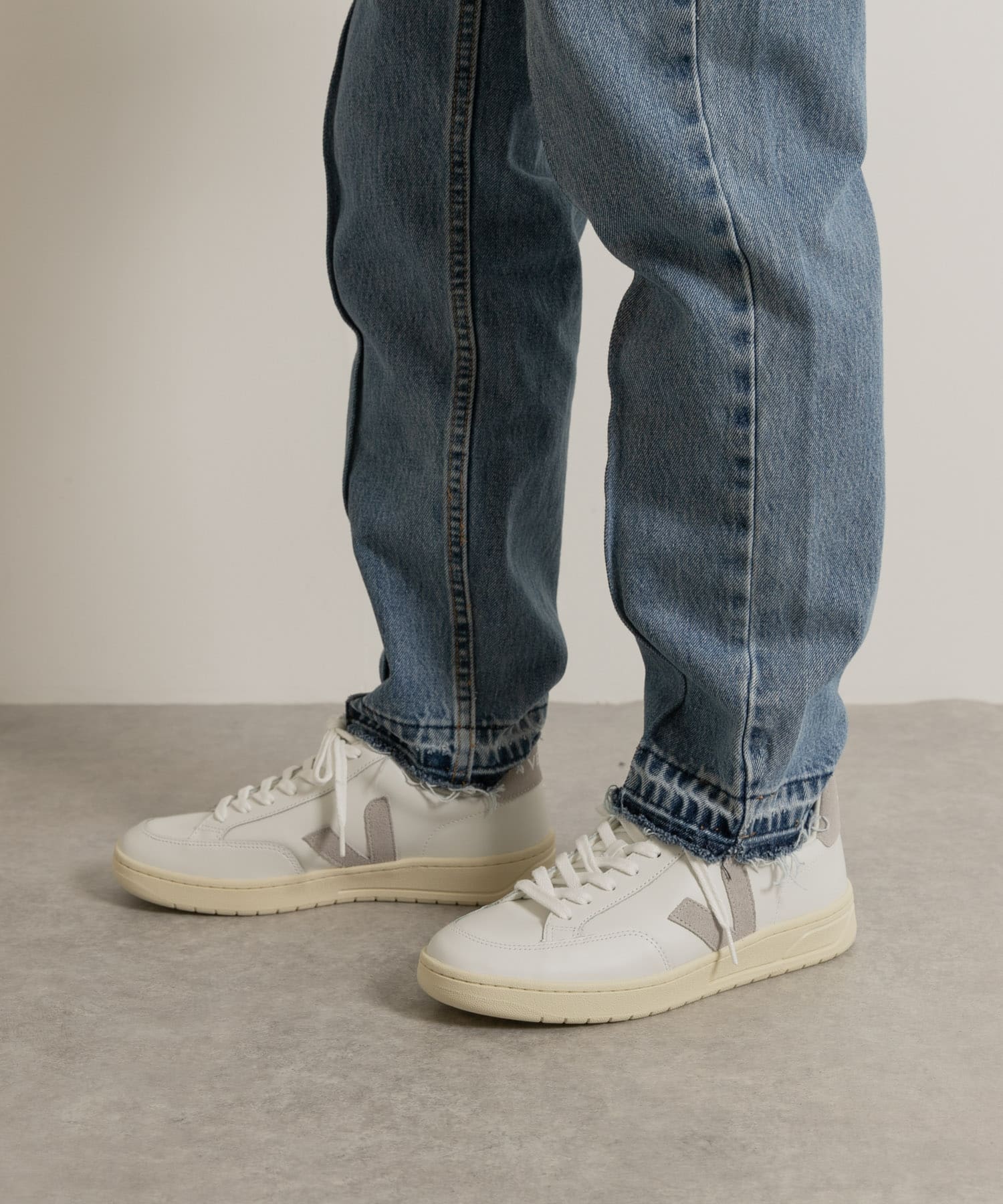 veja　V-12 WHITE LIGHT GREY