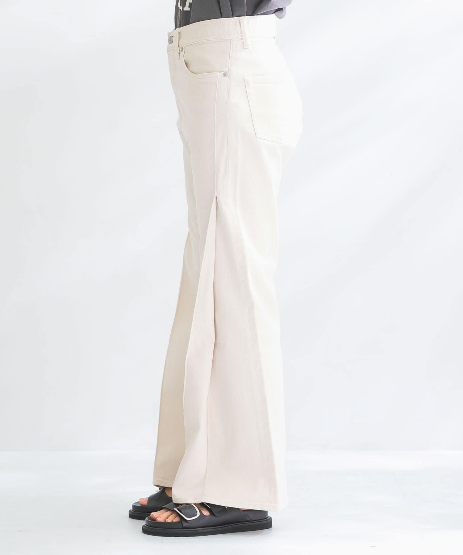 KURO BIG TUCK FLARE DENIM(25 NAVY): ボトム｜URBAN RESEARCH公式