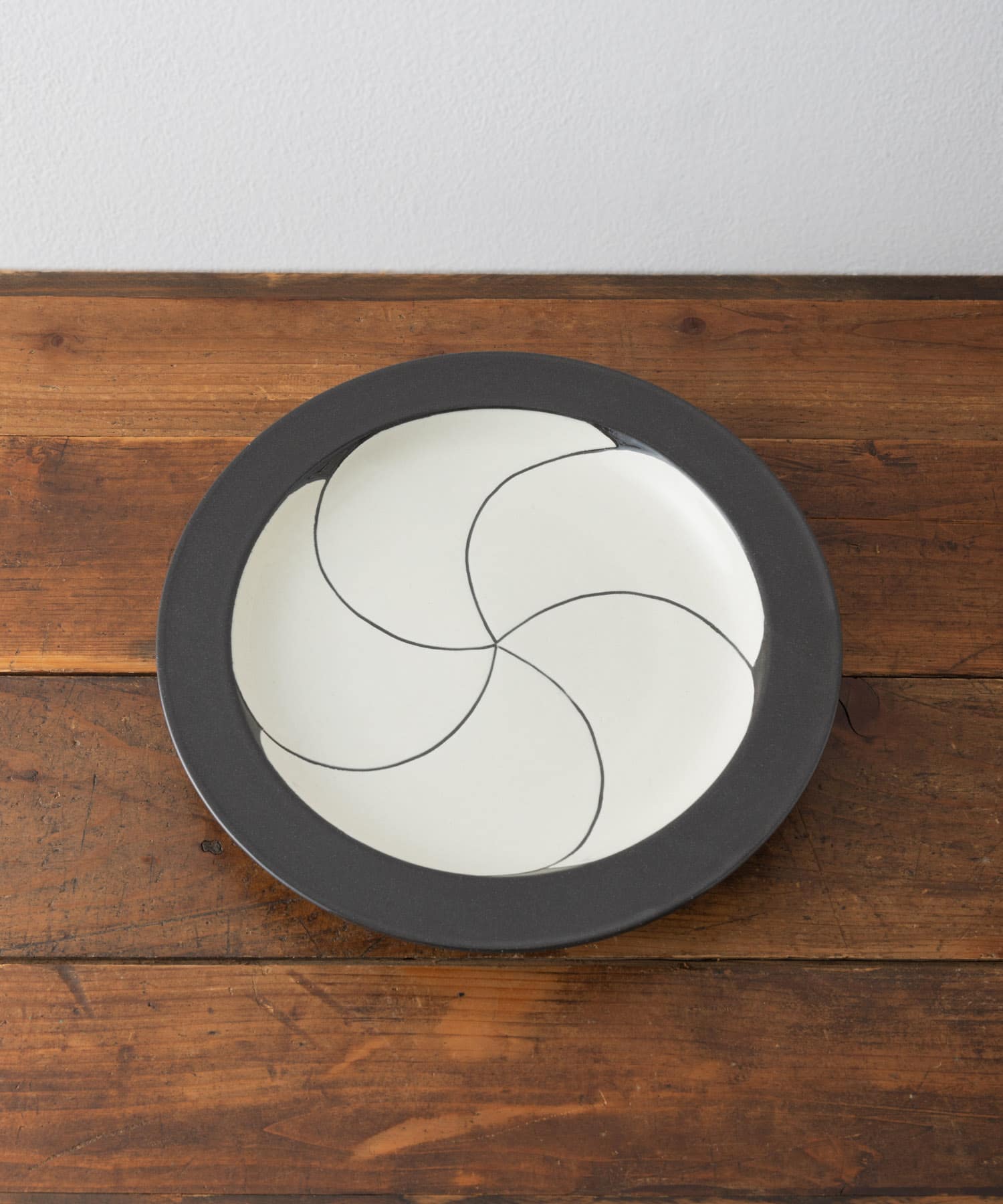 利左エ門窯　NEZIRI・梅 (リム付)8寸皿