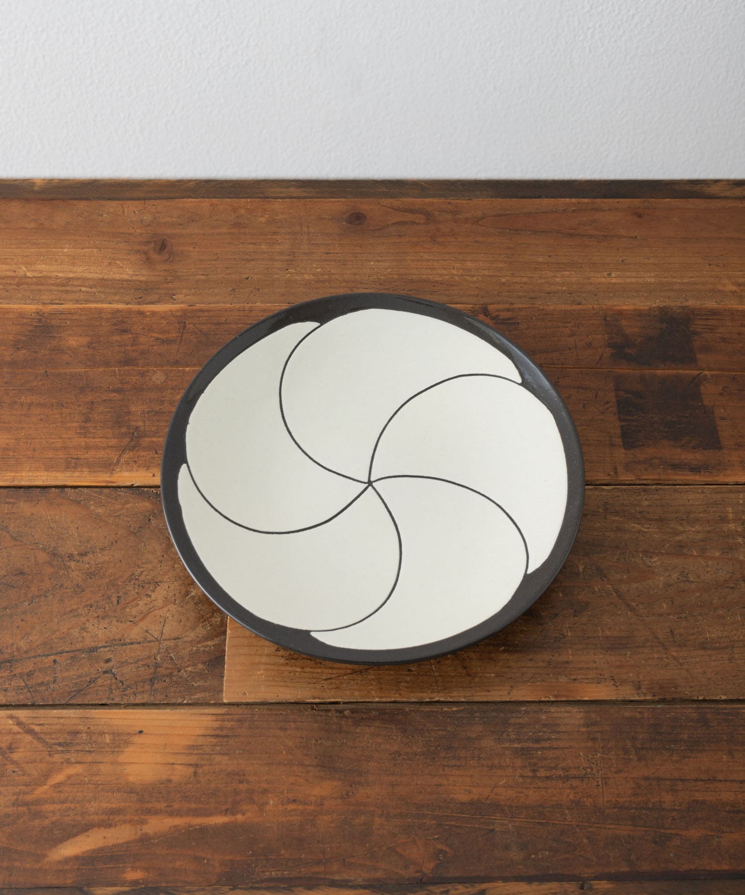 利左エ門窯　NEZIRI・梅 6寸皿