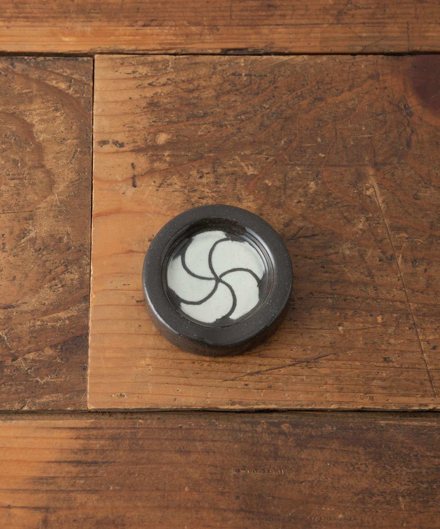 利左エ門窯　NEZIRI・梅 丸箸置 - 0