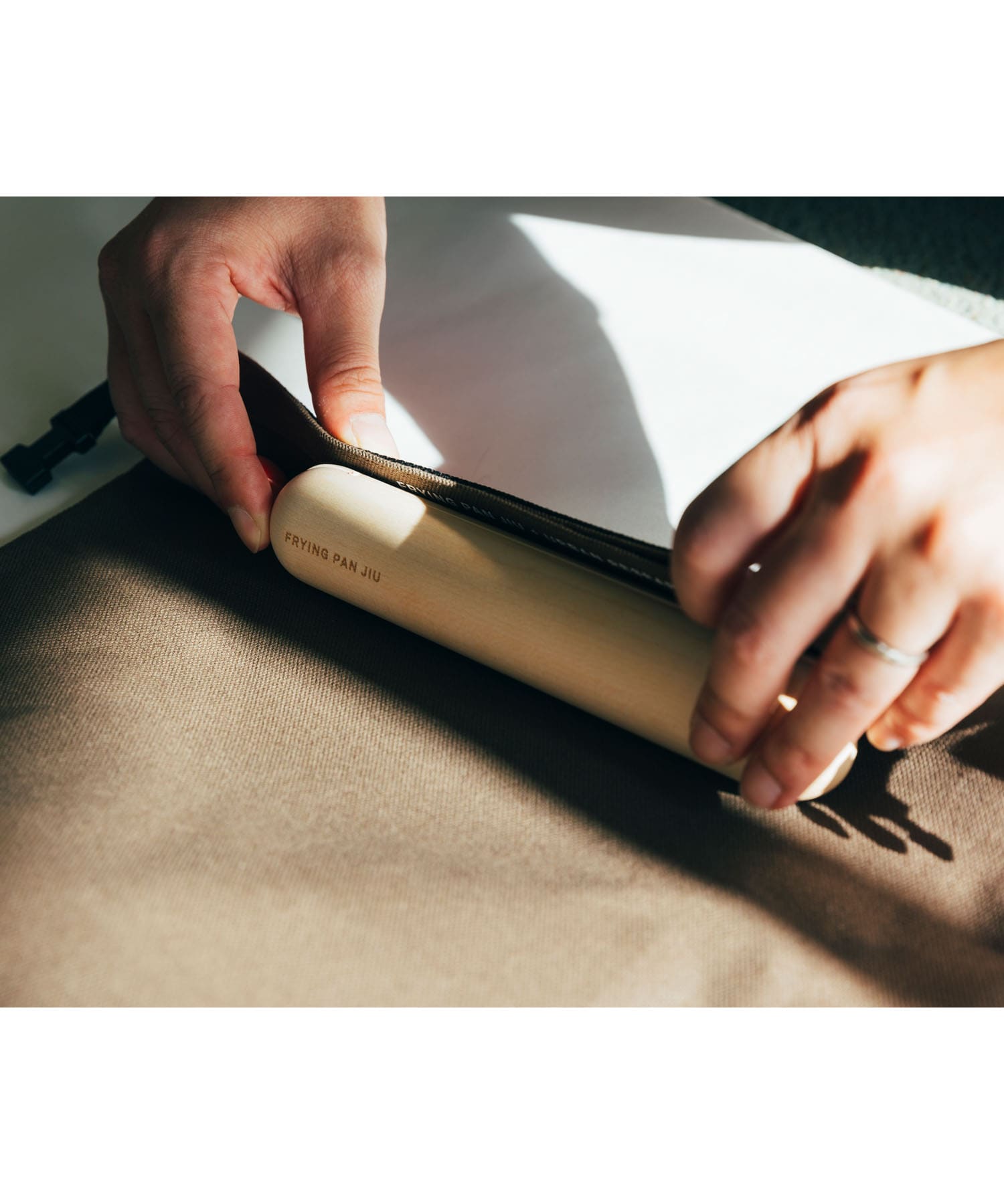 『別注』FRYINGPAN JIU×URBAN RESEARCH　TRIVET POUCH KHAKI FREE